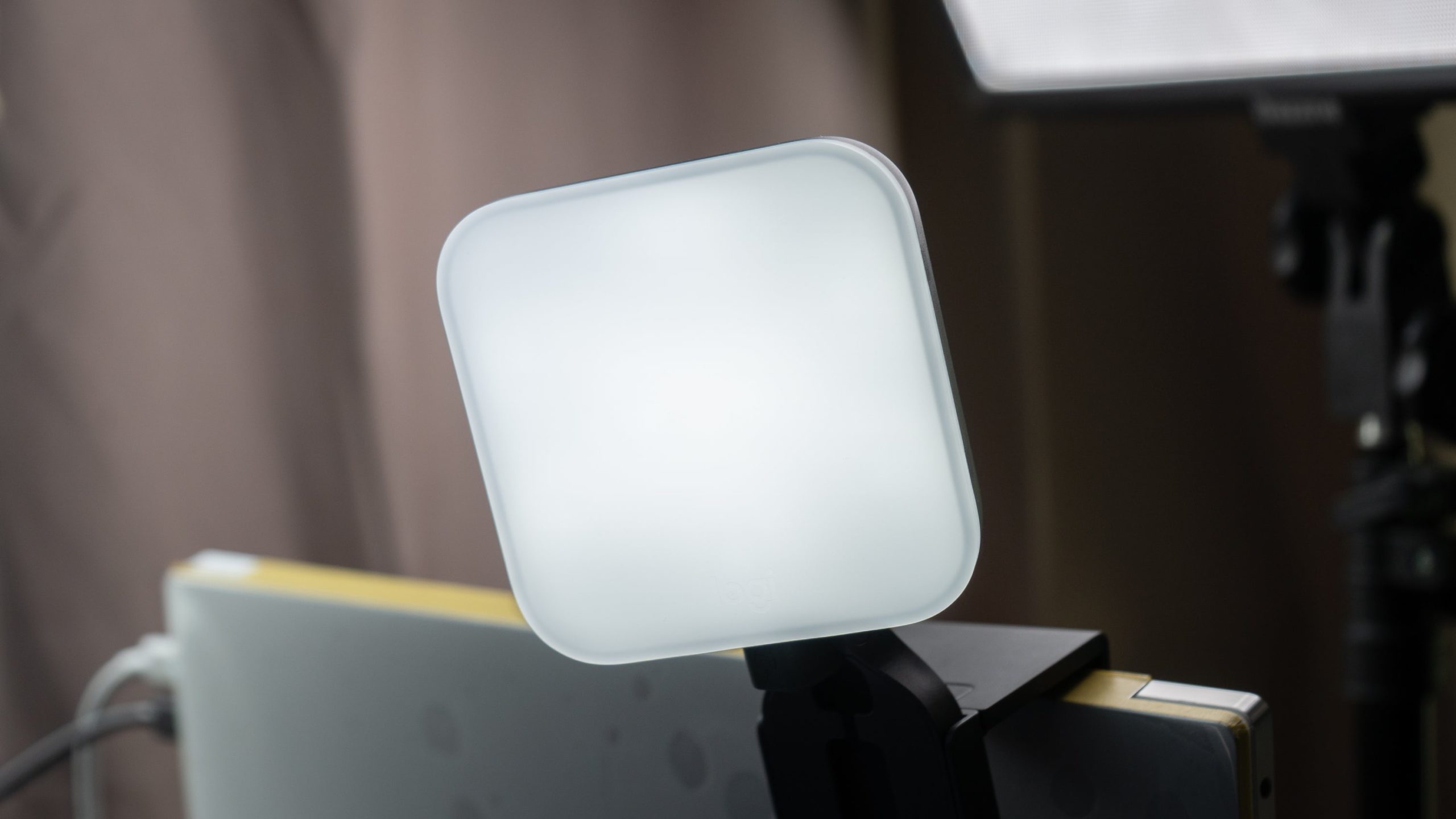 The Litra Glow hangs anywhere, just like Logitech's webcams. (Photo: Florence Ion / Gizmodo)