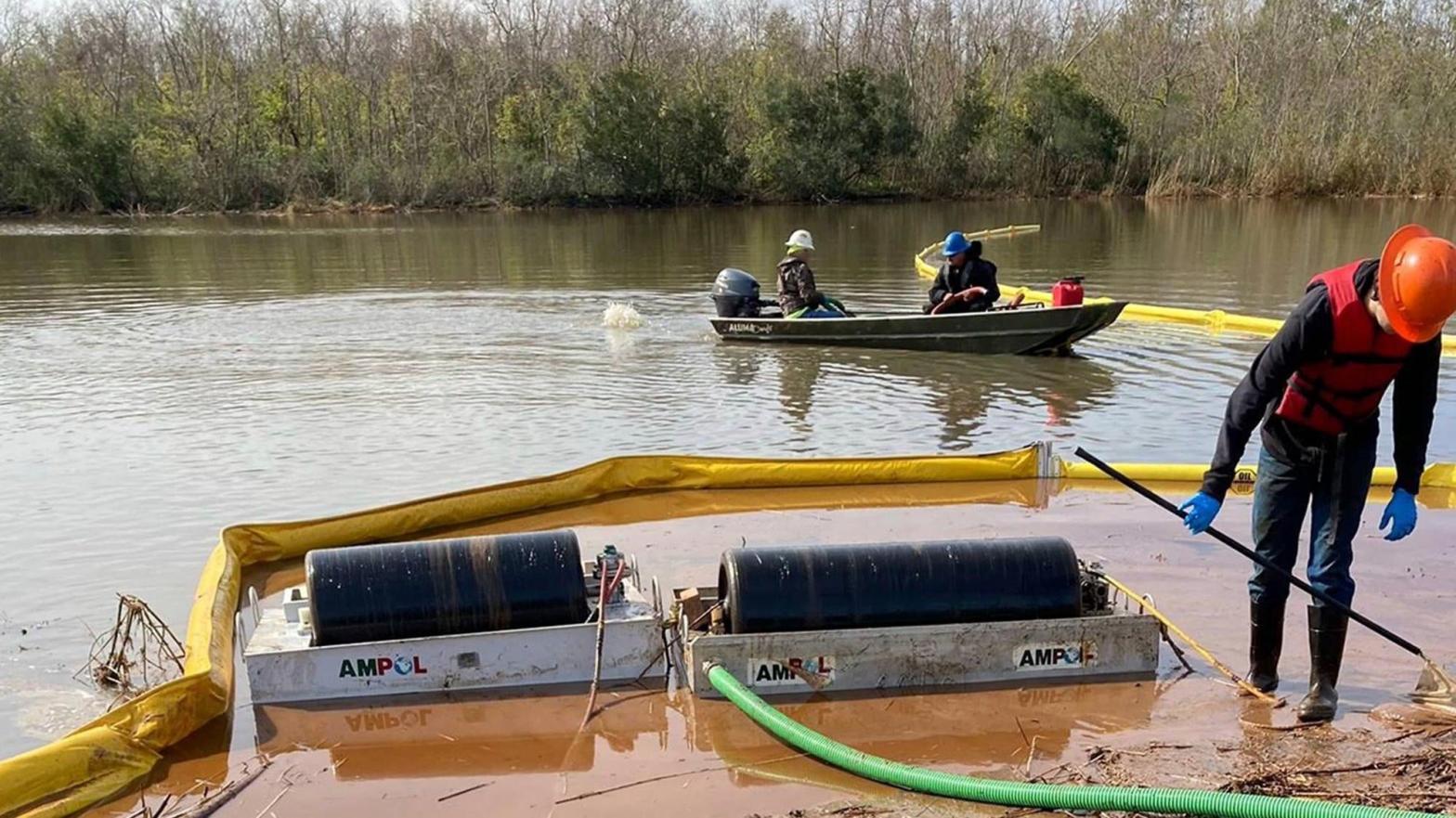 Cleanup work at the pipeline site.  (Photo: Louisiana Department of Environmental Quality, AP)