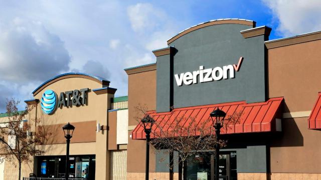 Despite Warnings of Airport Mayhem, Verizon and AT&T Just Turned On True 5G