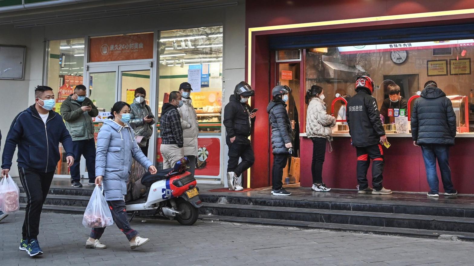 People line up to buy food at a booth in Xian, capital of northwest China's Shaanxi Province, on Jan. 17, 2022 during the city's strict lockdown. (Photo: Tao Ming, Getty Images)
