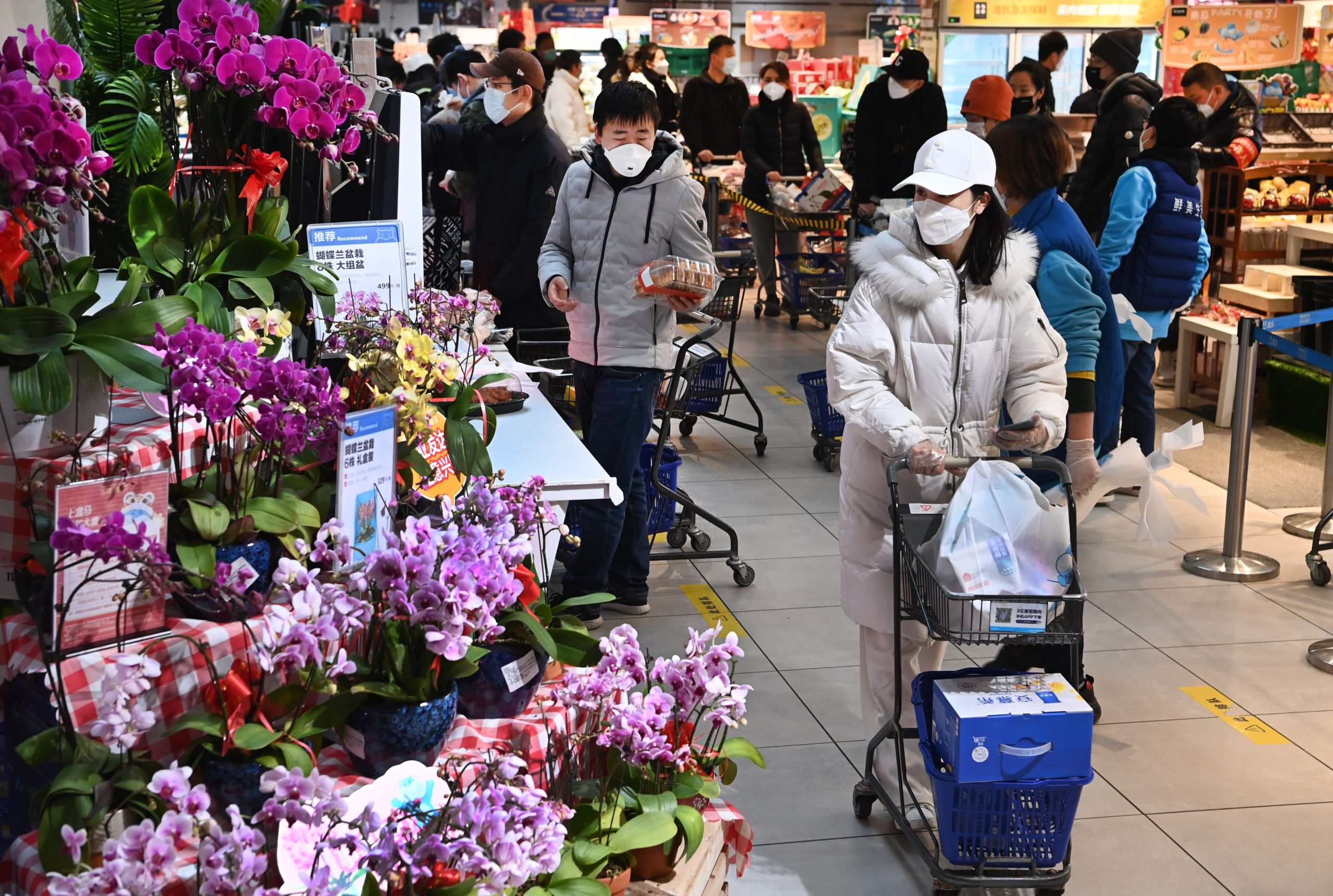 Residents shop at a supermarket in Qujiang New District of Xian, northwest China's Shaanxi Province, Jan. 15, 2022.  (Photo: Tao Ming, Getty Images)