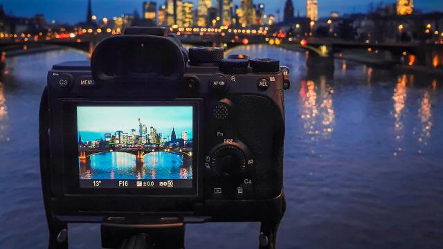 Here’s How to Tell a Mirrorless Camera From a DSLR