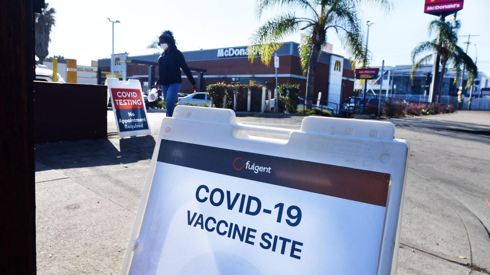 A sign for a covid-19 vaccine mobile clinic on September 21, 2021 in Los Angeles, California (Photo: Fredric J. Brown, Getty Images)