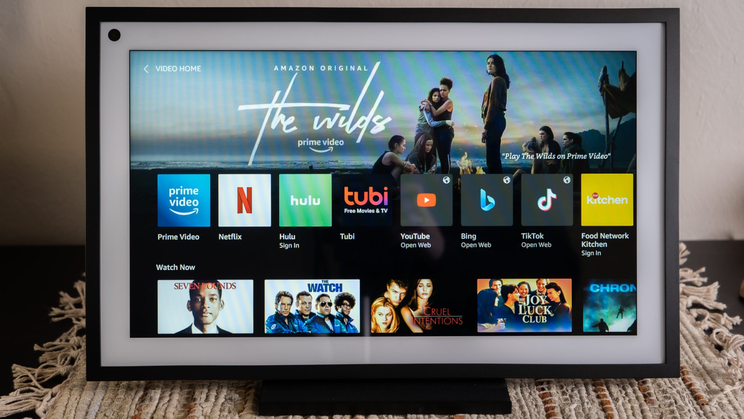 The Echo Show 15's video playback page looks like the home menu of a smart TV's interface.  (Photo: Florence Ion / Gizmodo)
