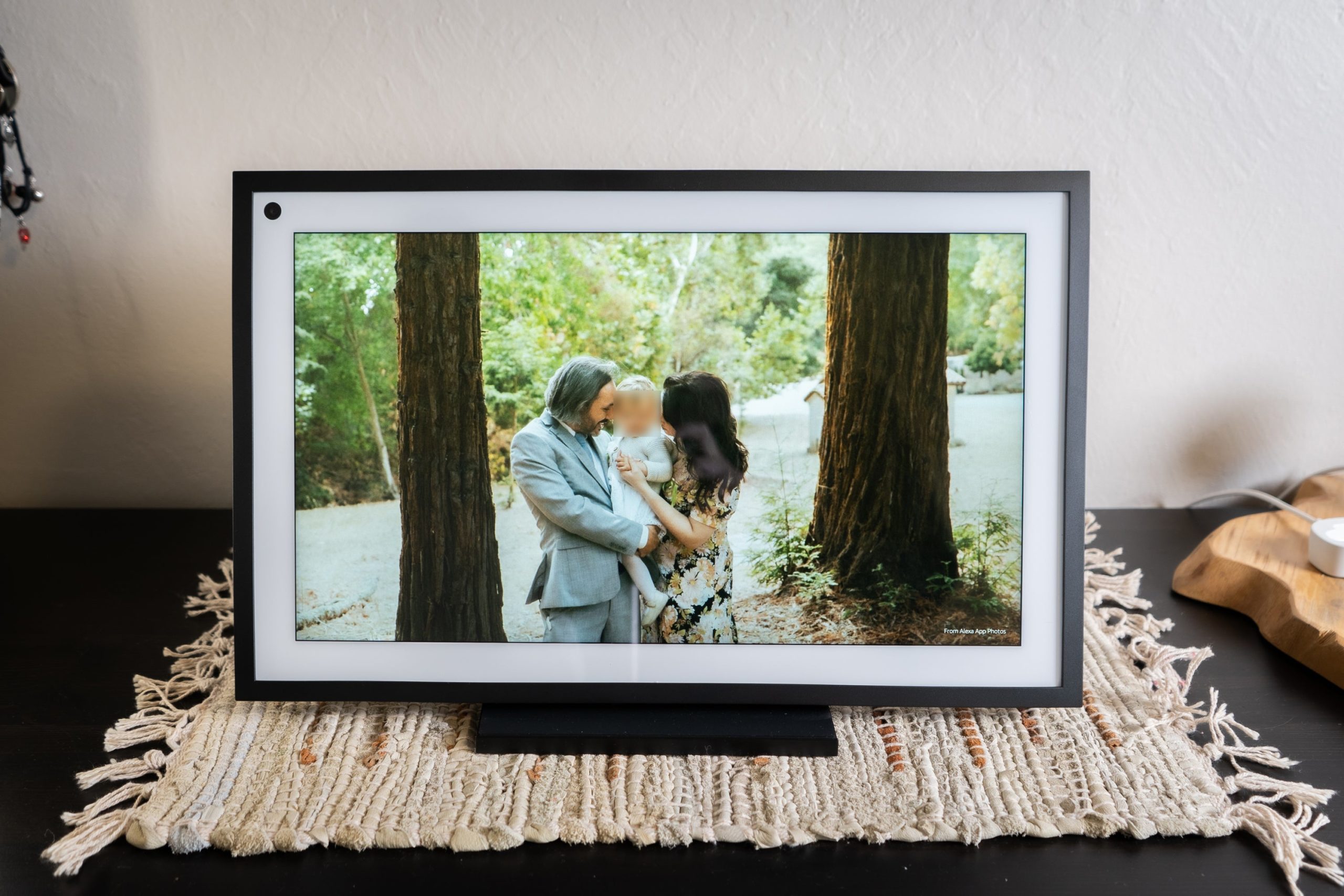 Family photos look awfully good on the Echo Show 15. (Photo: Florence Ion / Gizmodo)