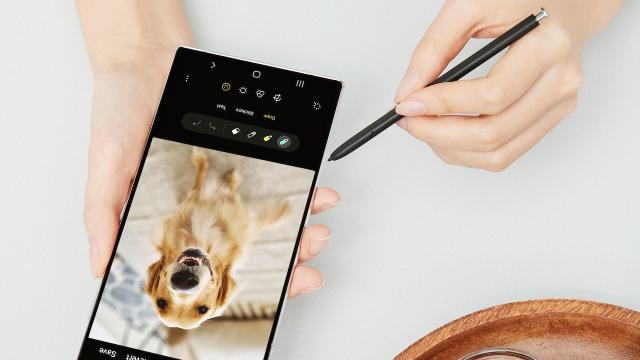 Samsung Really Wants You To Know the Galaxy S22 Ultra Has a Pen