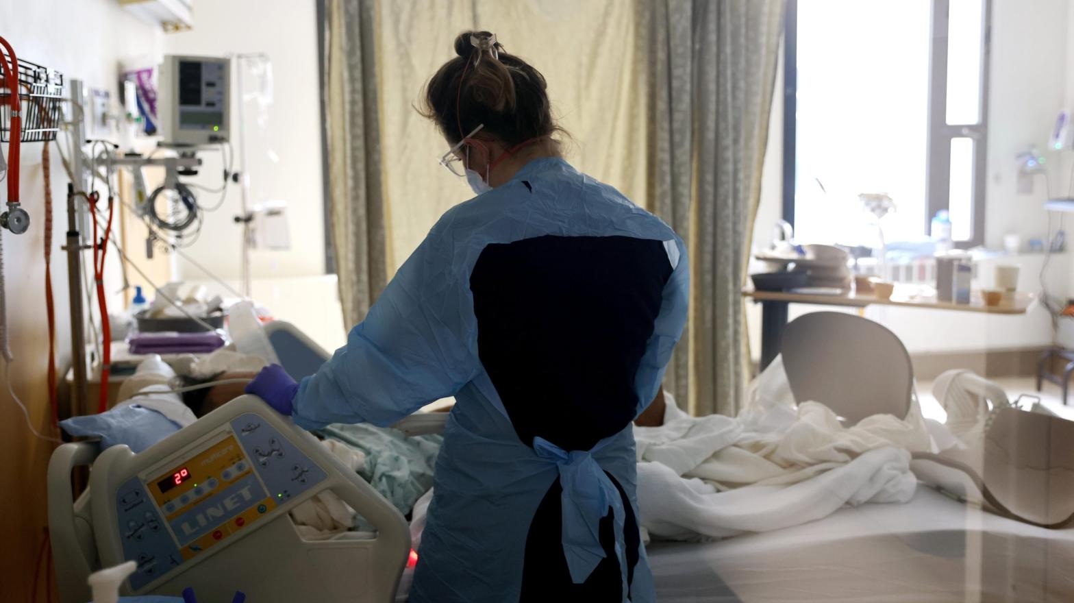 Nurse Elisa Gilbert checks on a patient in the acute care covid-19 unit at the Harborview Medical Centre on January 21, 2022 in Seattle, Washington.  (Photo: Karen Ducey, Getty Images)
