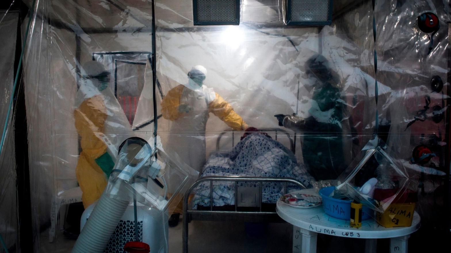 Medical workers check on an Ebola patient in a Biosecure Emergency Care Unit on August 15, 2018 in Beni. (Photo: John Wessels / AFP, Getty Images)