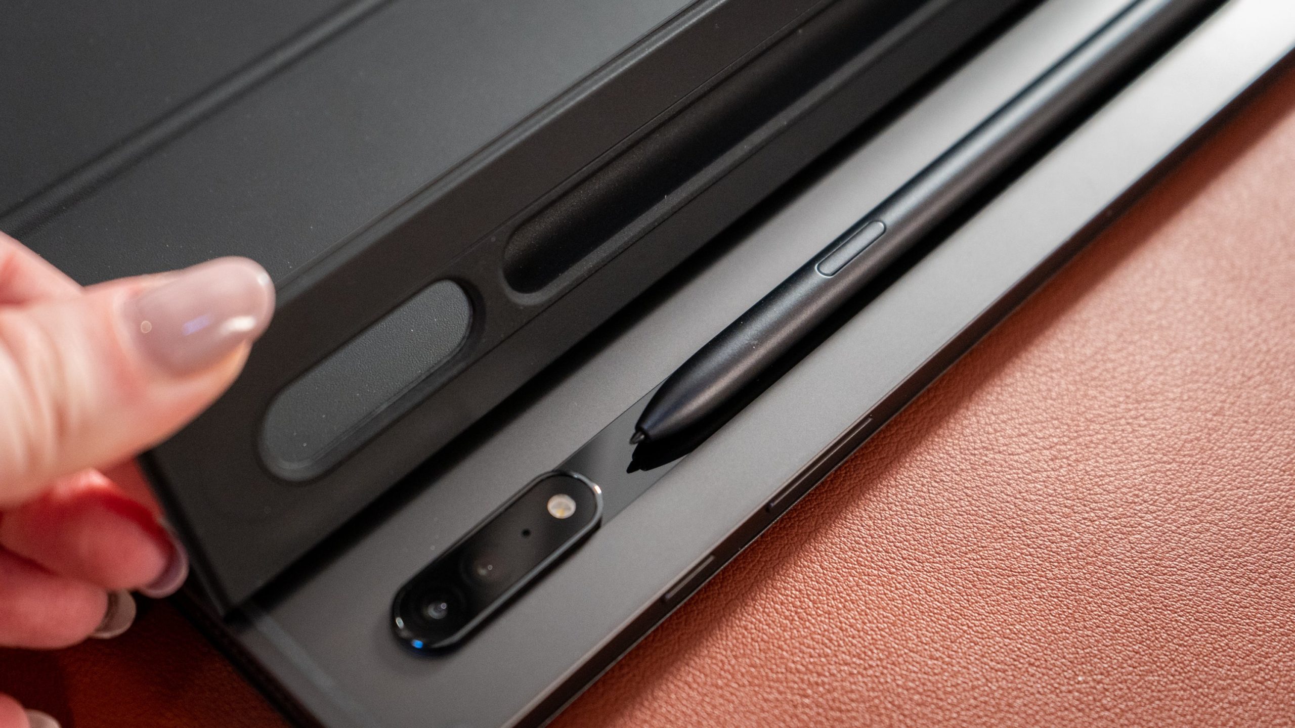 The Ultra has a magnetic stylus garage. (Photo: Florence Ion/Gizmodo)