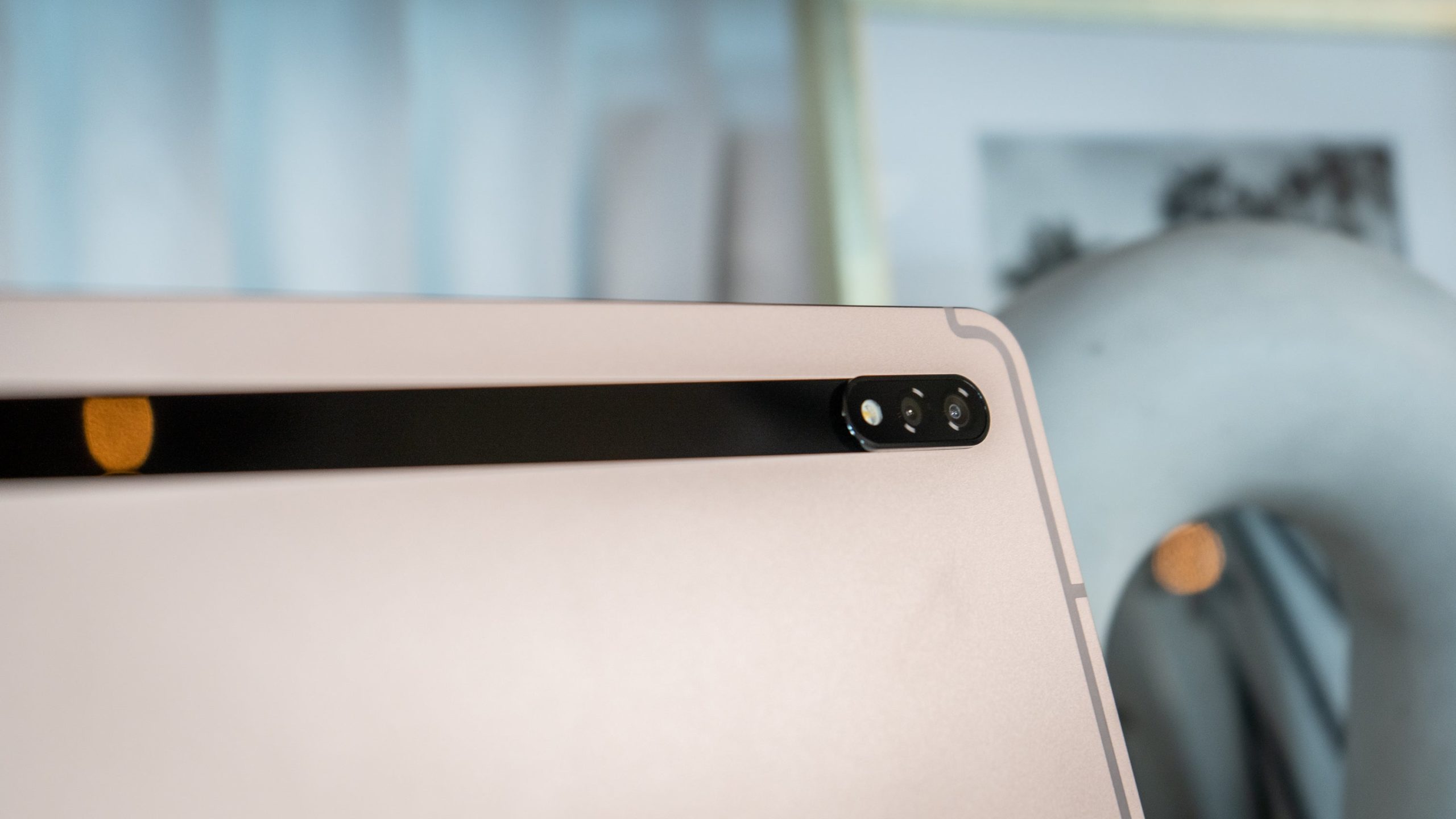 All of the Galaxy Tab S8 models have a dual-lens rear camera array. (Photo: Florence Ion/Gizmodo)