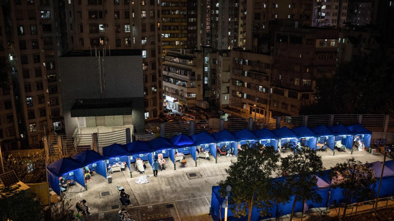 Temporary tents are set for covid-19 patients to rest outside Caritas Medical Centre in Sham Shui Po, Hong Kong. (Photo: Dominic Chiu/SOPA Images/LightRocket, Getty Images)