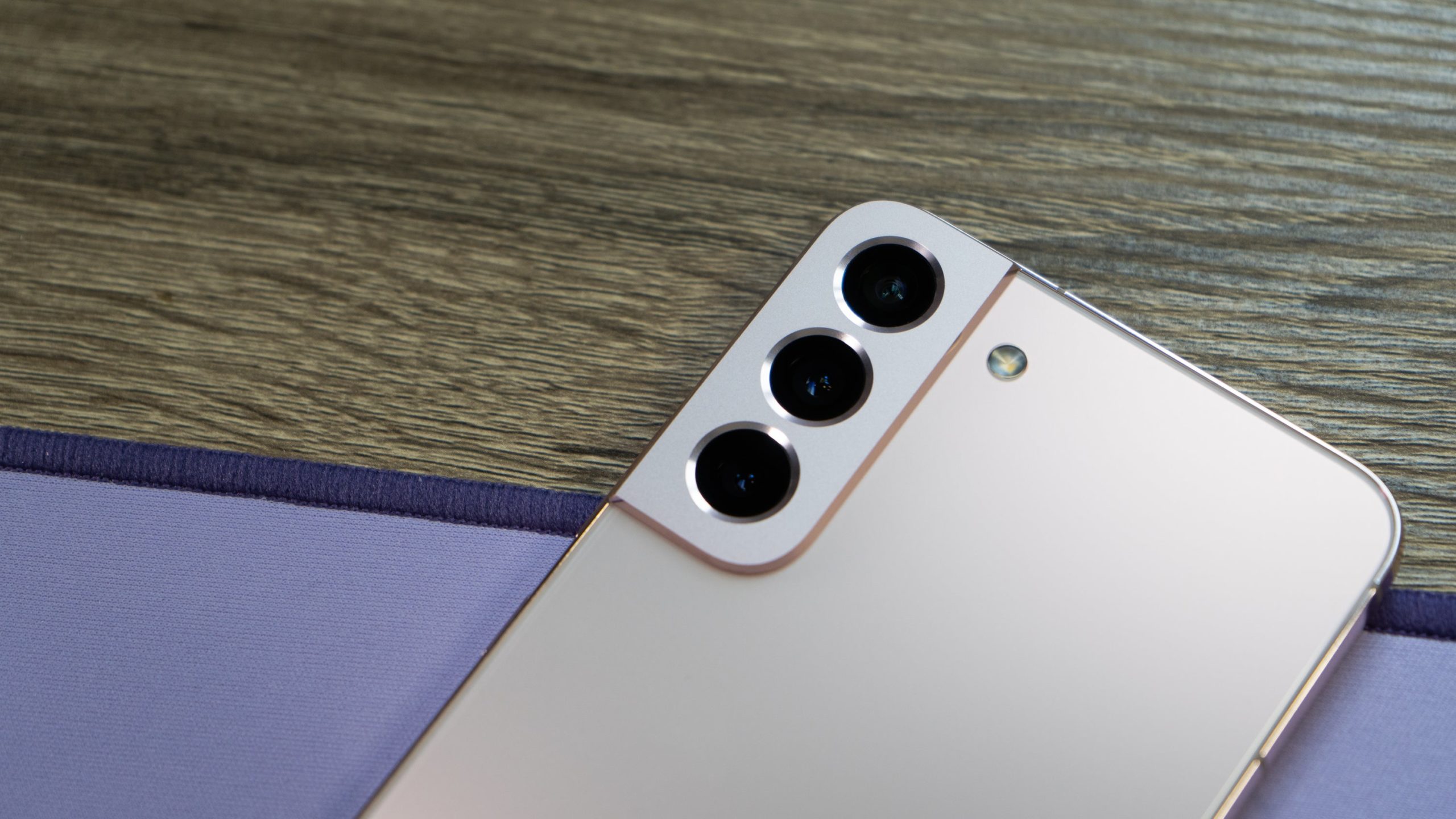 The three rear cameras include an ultra-wide-angle, a wide-angle, and a telephoto lens. (Image: Florence Ion / Gizmodo)