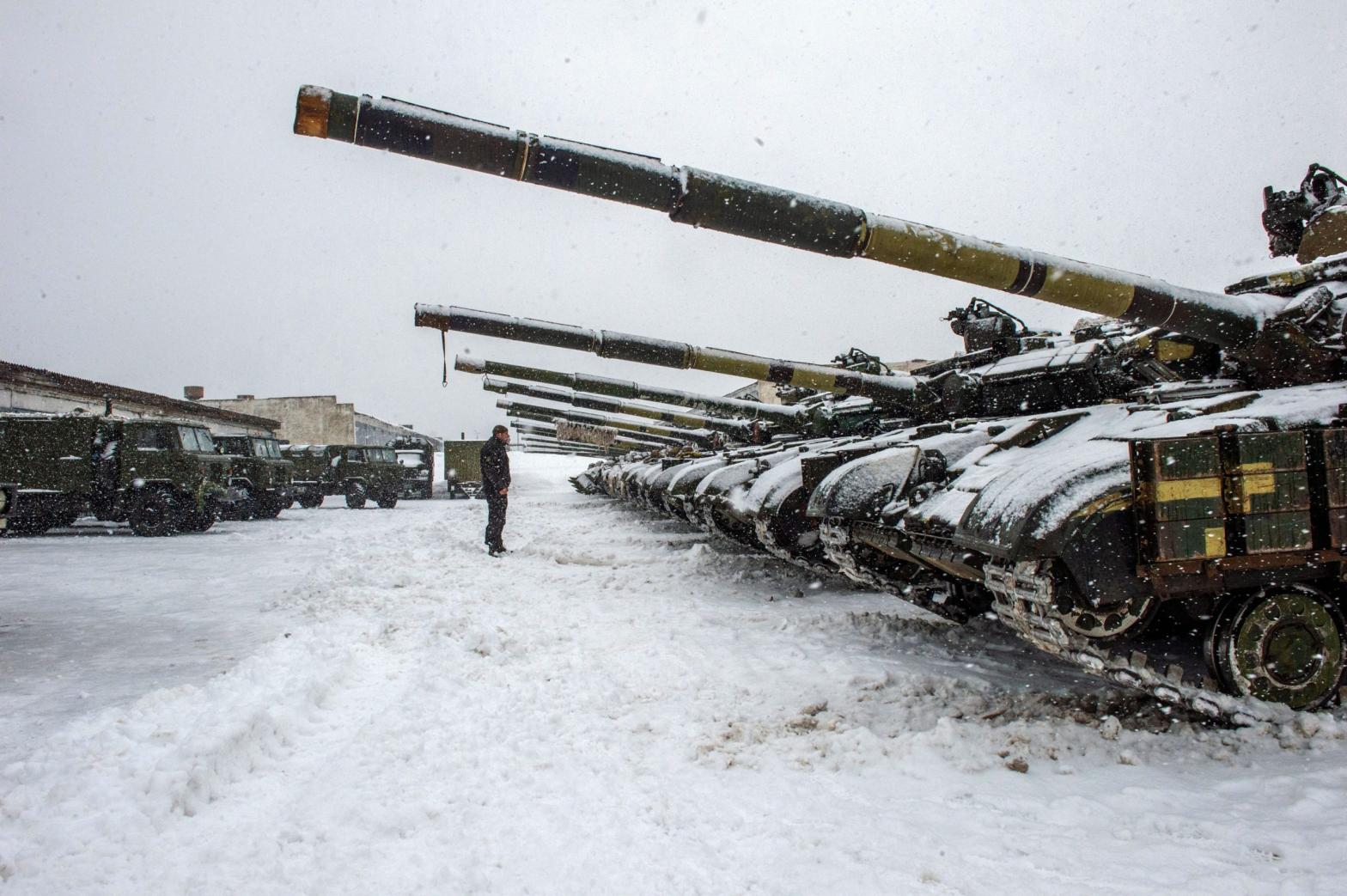 An Ukrainian Military Forces serviceman stands in front of tanks of the 92nd separate mechanised brigade of Ukrainian Armed Forces, parked in their base near Klugino-Bashkirivka village, in the Kharkiv region (Photo: Sergey Bobok, Getty Images)