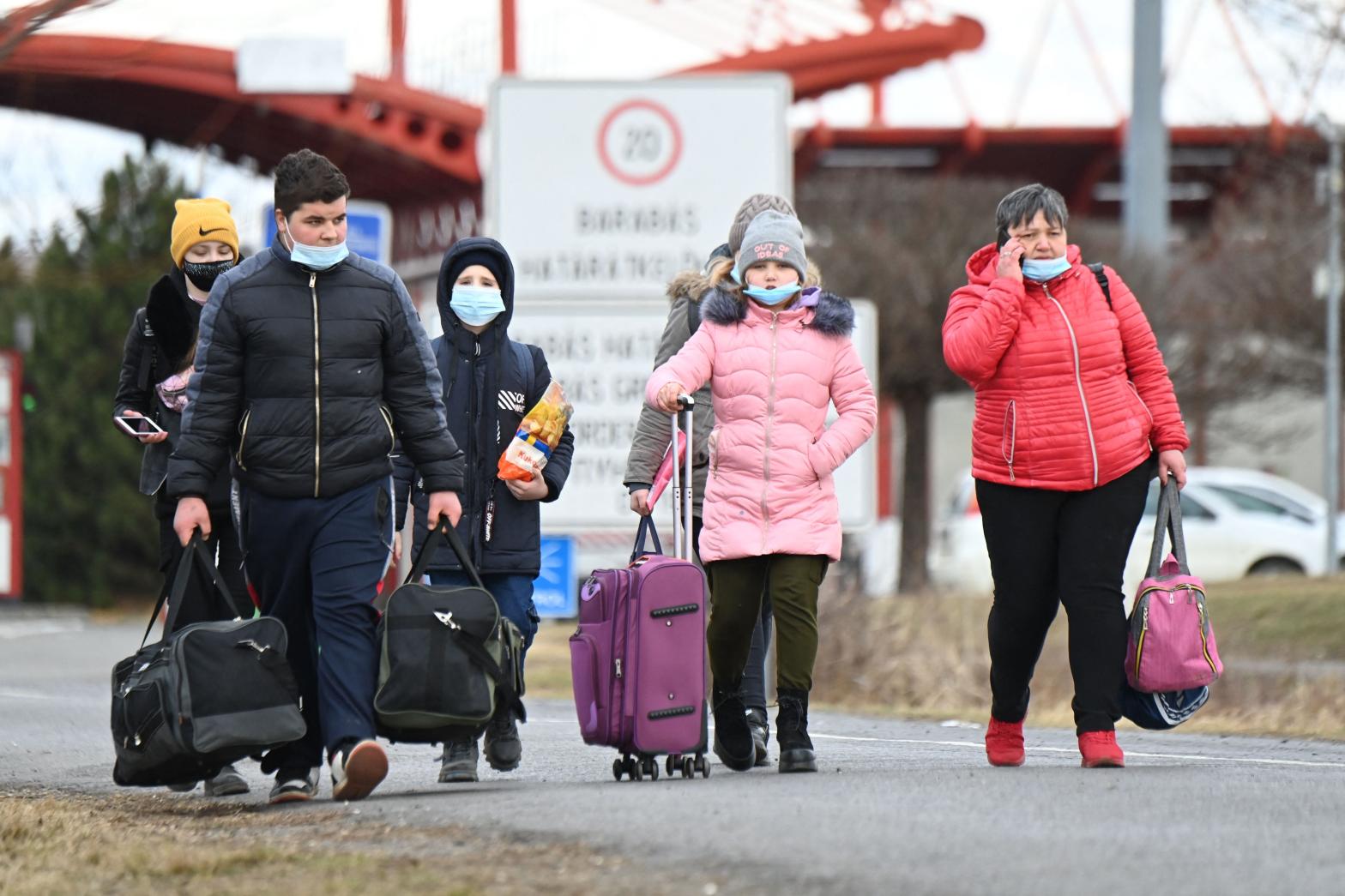 Ukrainian refugees cross the border by foot in Barabas, Hungary, on February 28, 2022.  (Photo: Attila Kisbenedek, Getty Images)