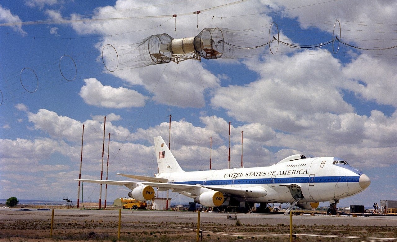 The E-4 advanced airborne command post (AABNCP) during an electromagnetic pulse resistance test. (Photo: SGT. ERNIE STONE - ID:DF-SC-82-04165 / National Archive / Public Domain)