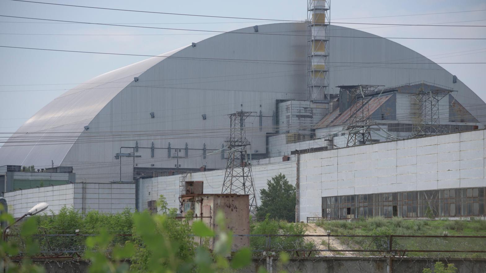 Sarcophagus over the Chernobyl nuclear power plant. (Photo: Hnapel, Fair Use)