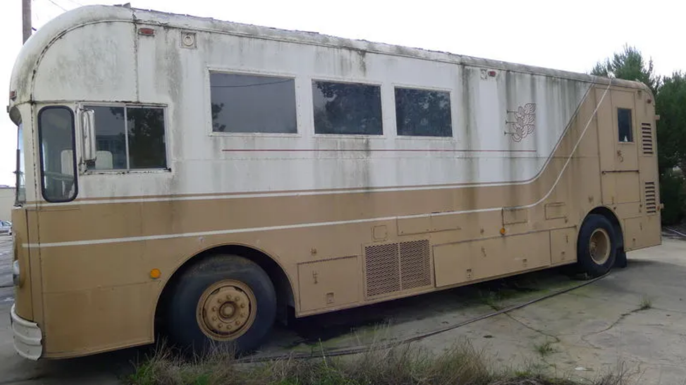 This Old and Neglected Coach Bus Has Been Given a New Life