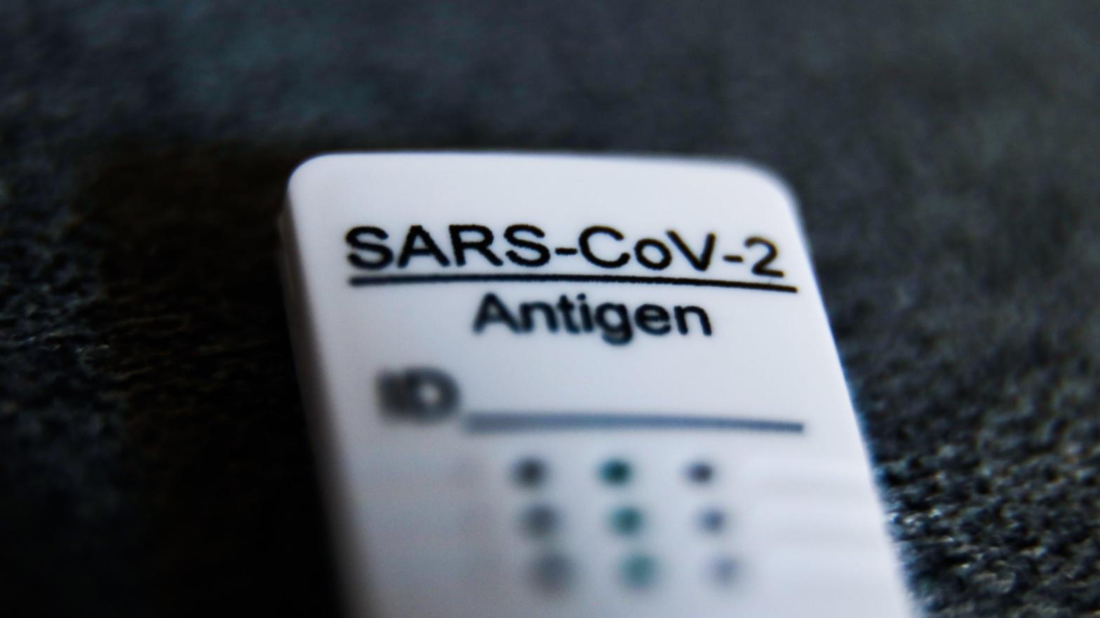 A SARS-CoV-2 antigen test. (Photo: Jakub Porzycki/NurPhoto, Getty Images)