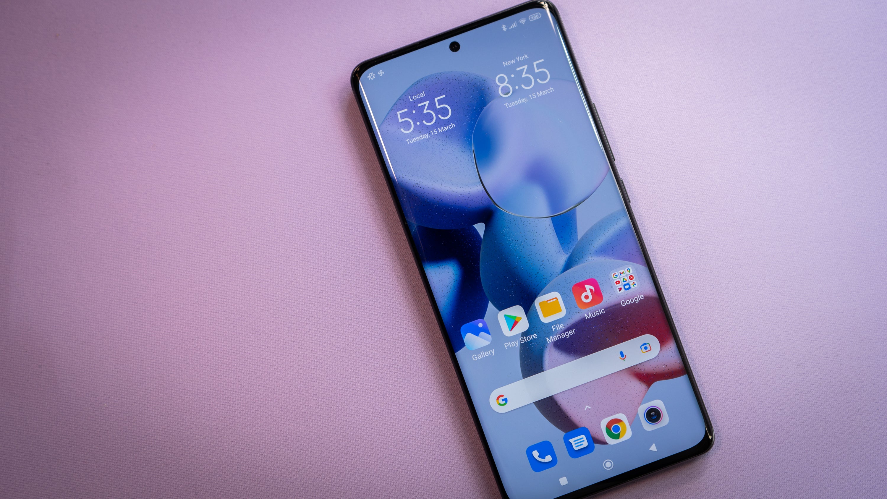 The Xiaomi 12 Pro is as standard as Android phones get, but some people like that sort of thing! (Photo: Florence Ion / Gizmodo)