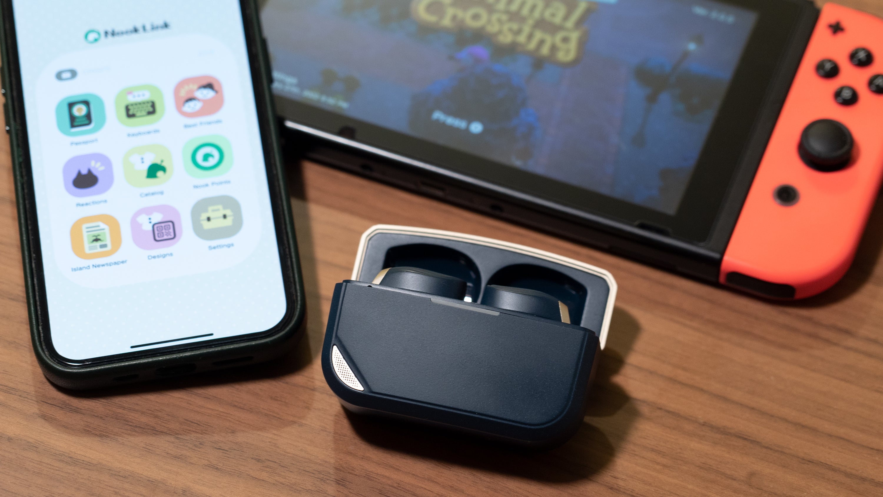 These Wireless Earbuds Let You Listen to Two Devices at the Same Time