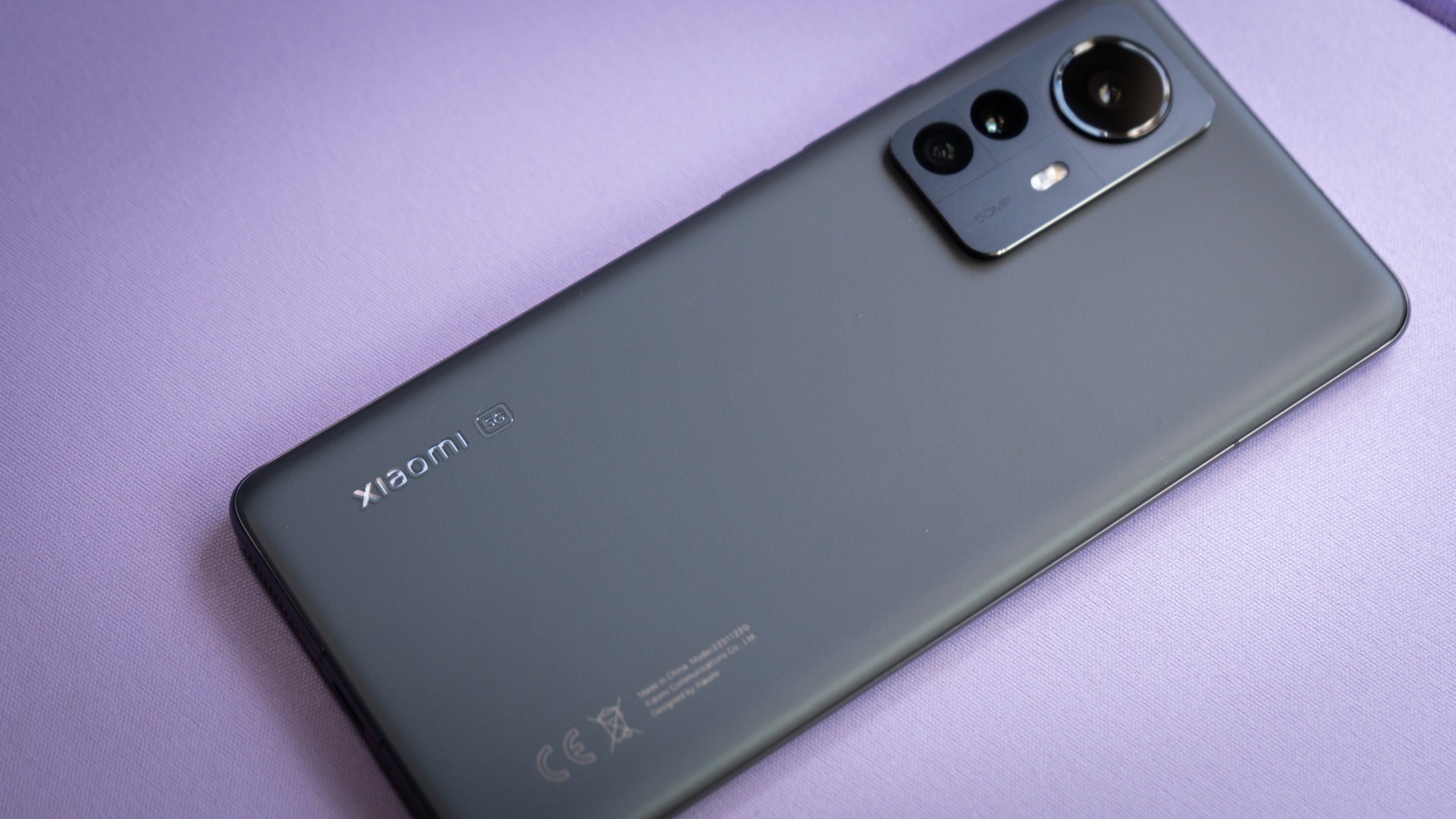The Xiaomi 12 Pro's backside might look a little different than what you're used to seeing on a smartphone.  (Photo: Florence Ion / Gizmodo)