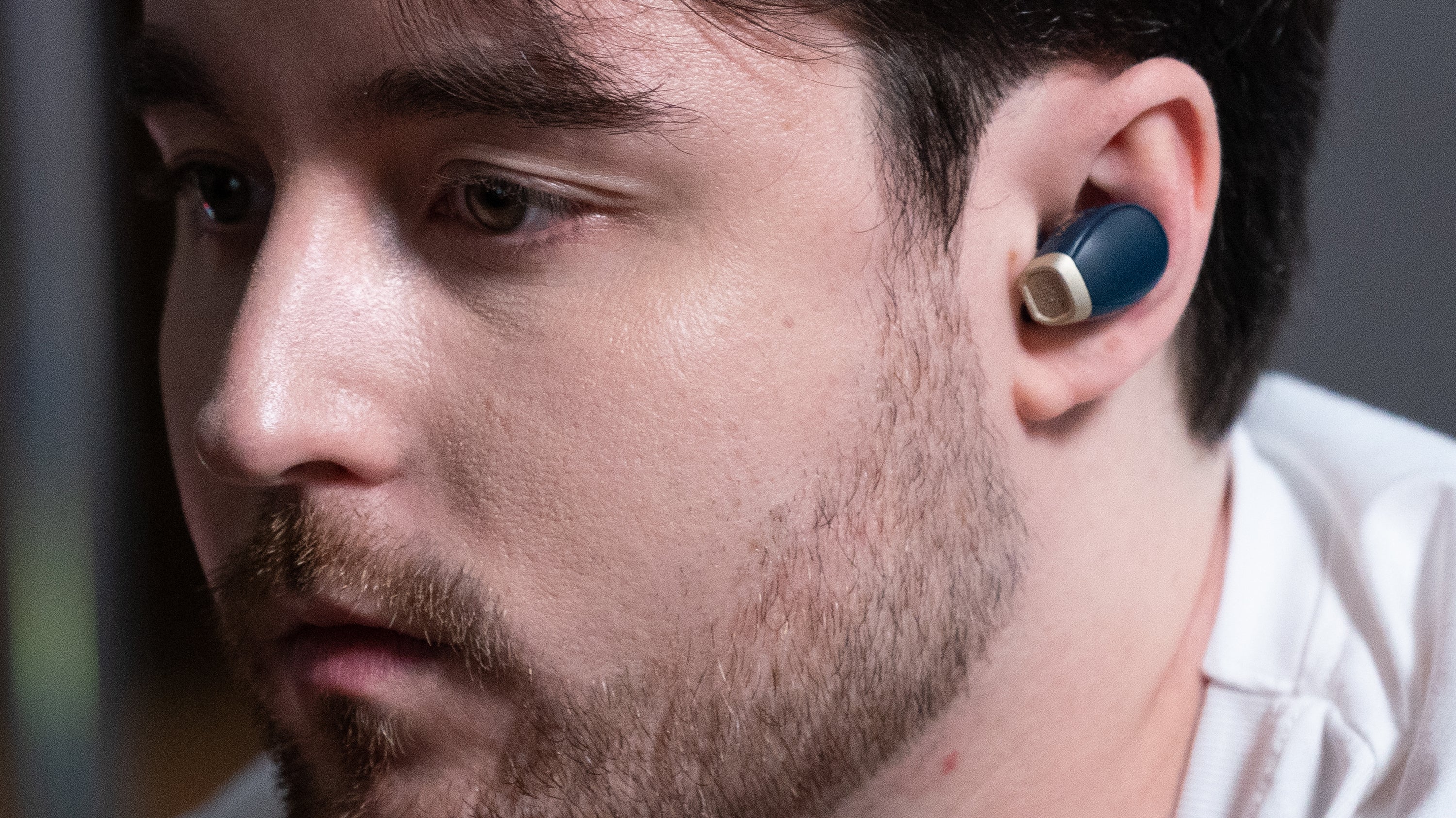 These Wireless Earbuds Let You Listen to Two Devices at the Same Time