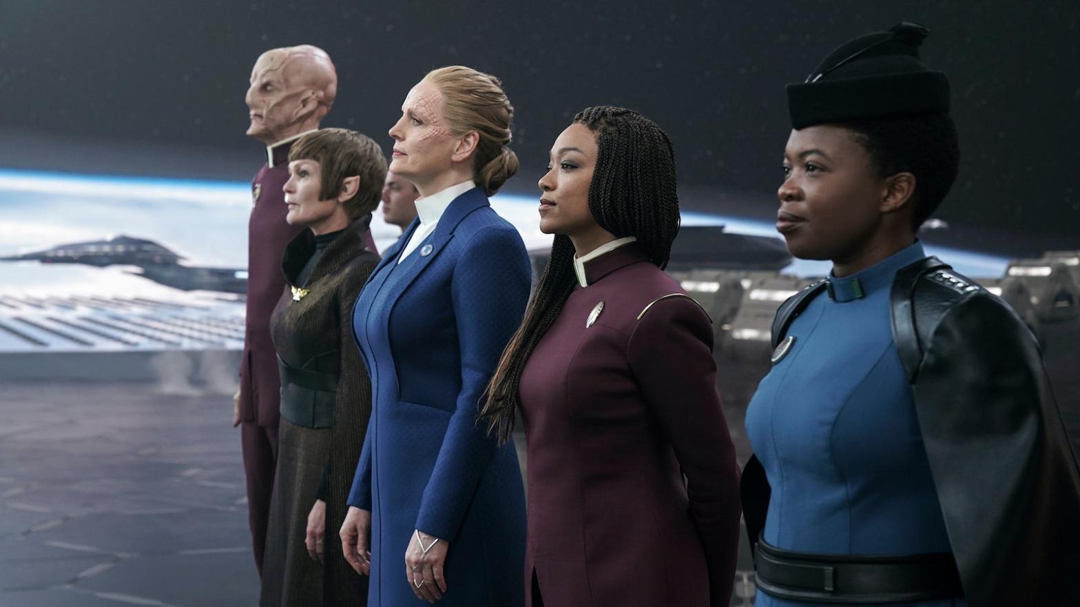 Discovery's heroes await the arrival of a surprising face. (Image: Paramount)