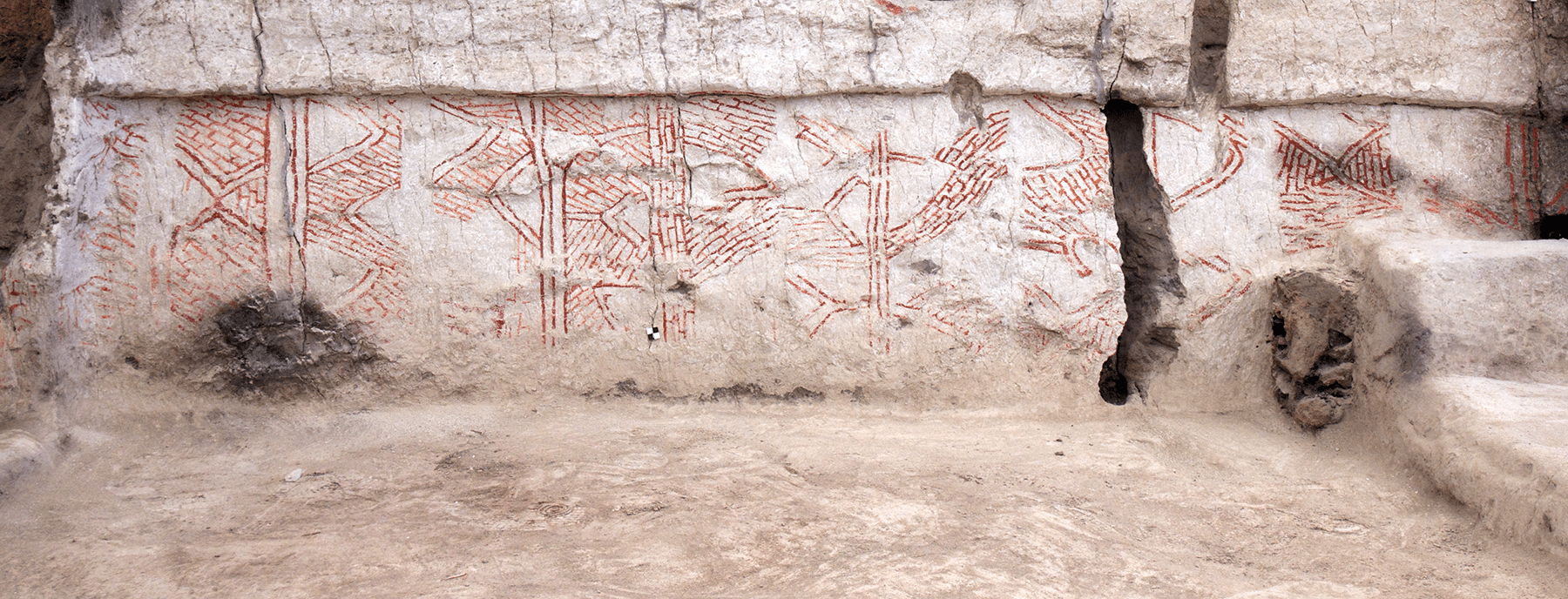 Geometric wall paintings in a Çatalhöyük building.  (Photo: Jason Quinlan/Çatalhöyük Research Project)