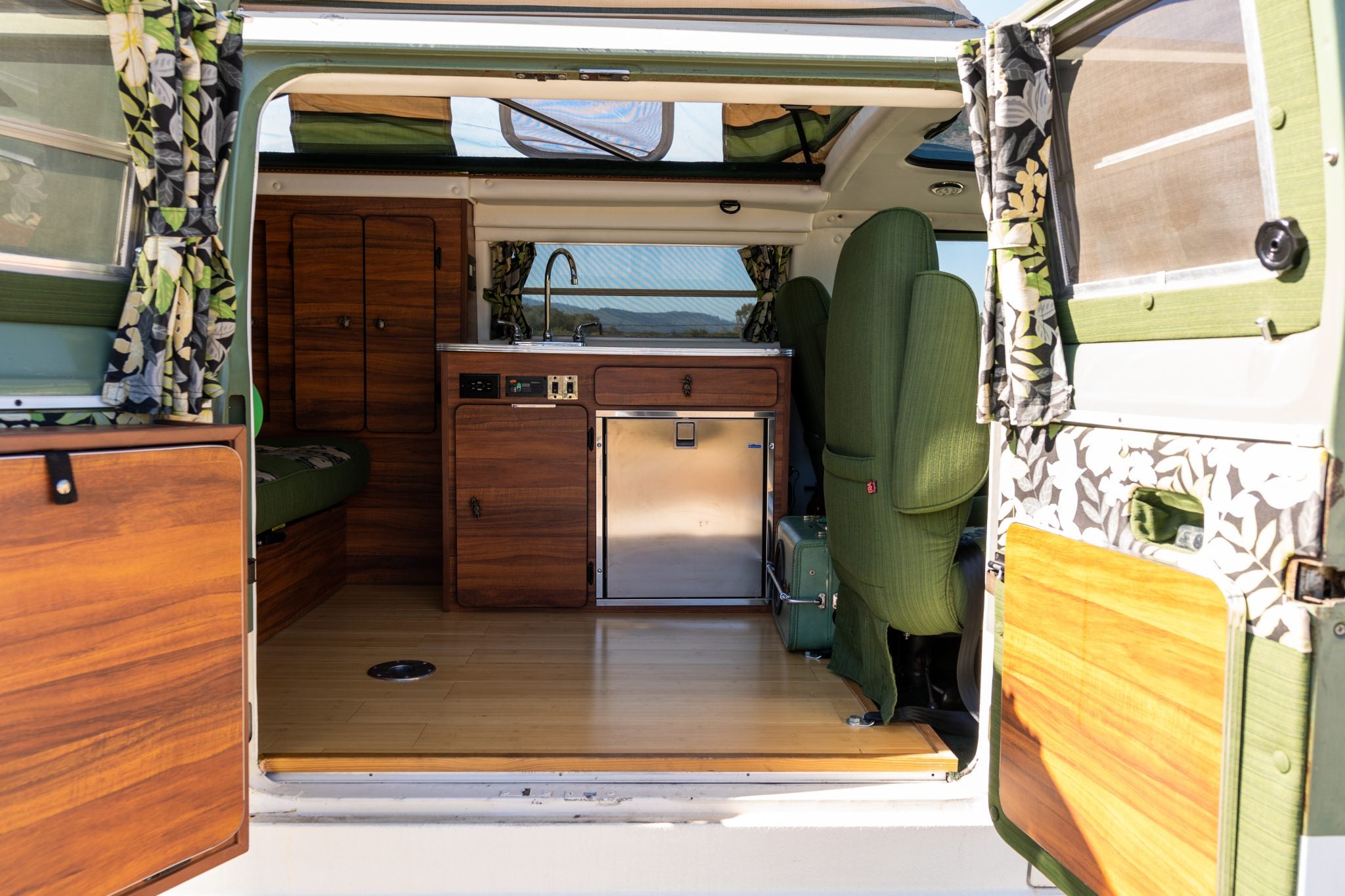 This Old Conversion Van Was Turned Into an Epic 4×4 Camping Rig