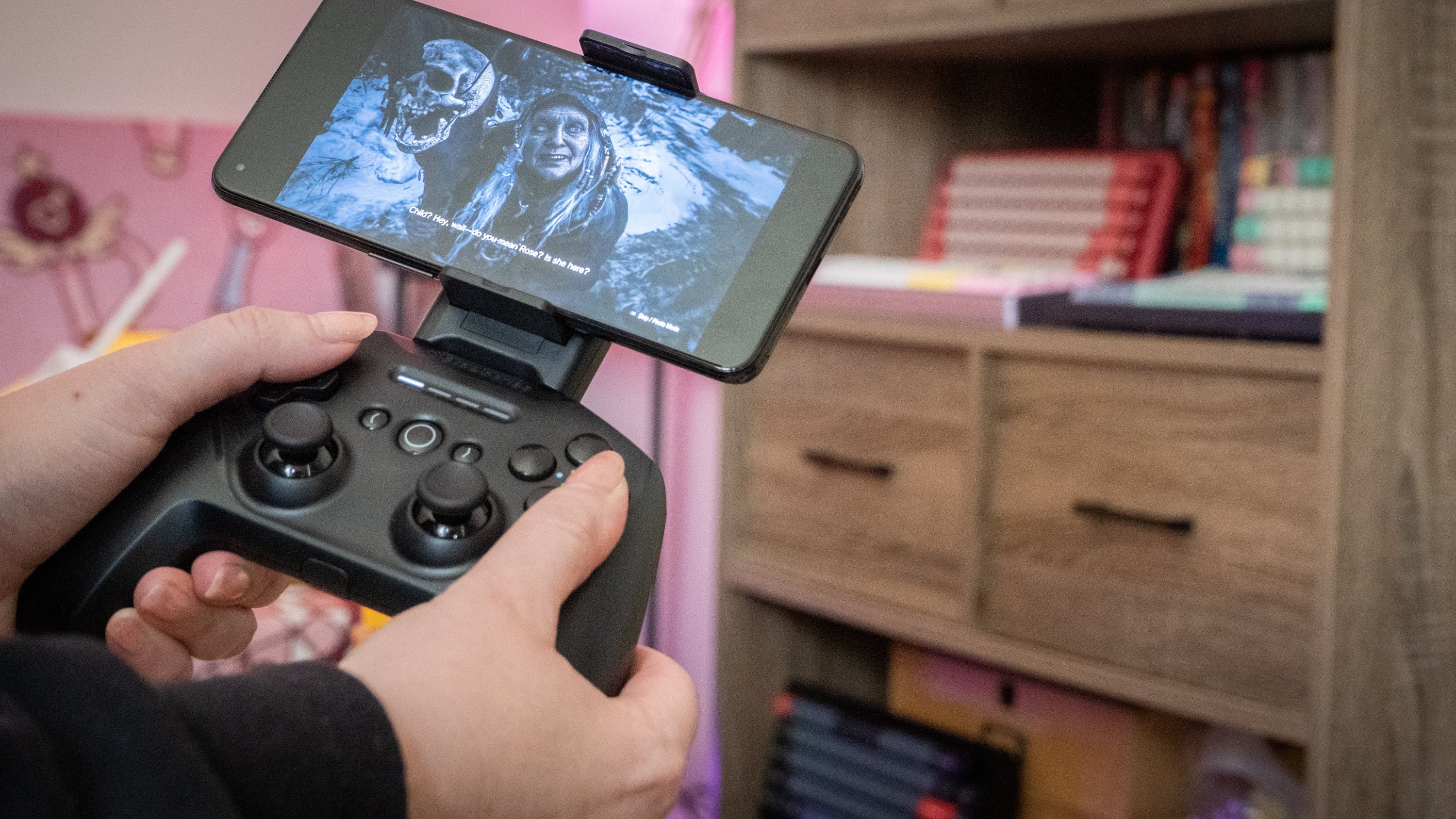 The SteelSeries Stratus+ comes with a mobile mount that works if you can figure out how to insert it correctly.  (Photo: Florence Ion / Gizmodo)