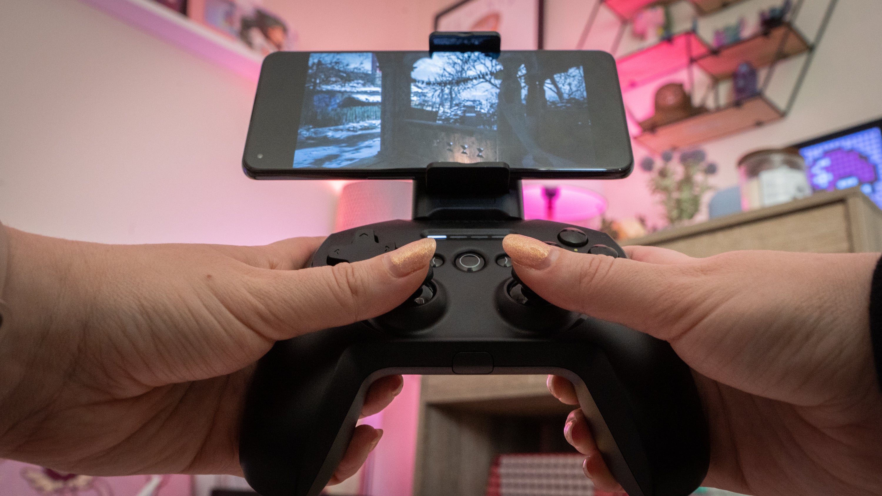 Once you get the phone cradled in there, the SteelSeries Stratus+ can help you play everything from puzzle games to first-person shooters.  (Photo: Florence Ion / Gizmodo)