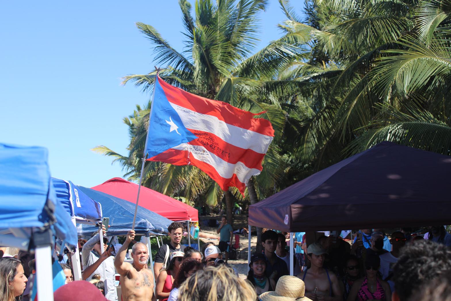 Locals at a beach in Ocean Park, Puerto Rico in January 2022 (Photo: Carlos Berríos Polanco)