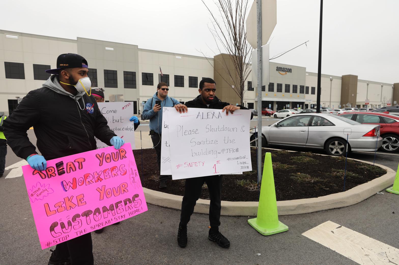Protesters stand outside the Staten Island Amazon warehouse in March, 2020 protesting against what they said was lax sanitation during the height of Covid-19. (Photo: Spencer Platt, Getty Images)