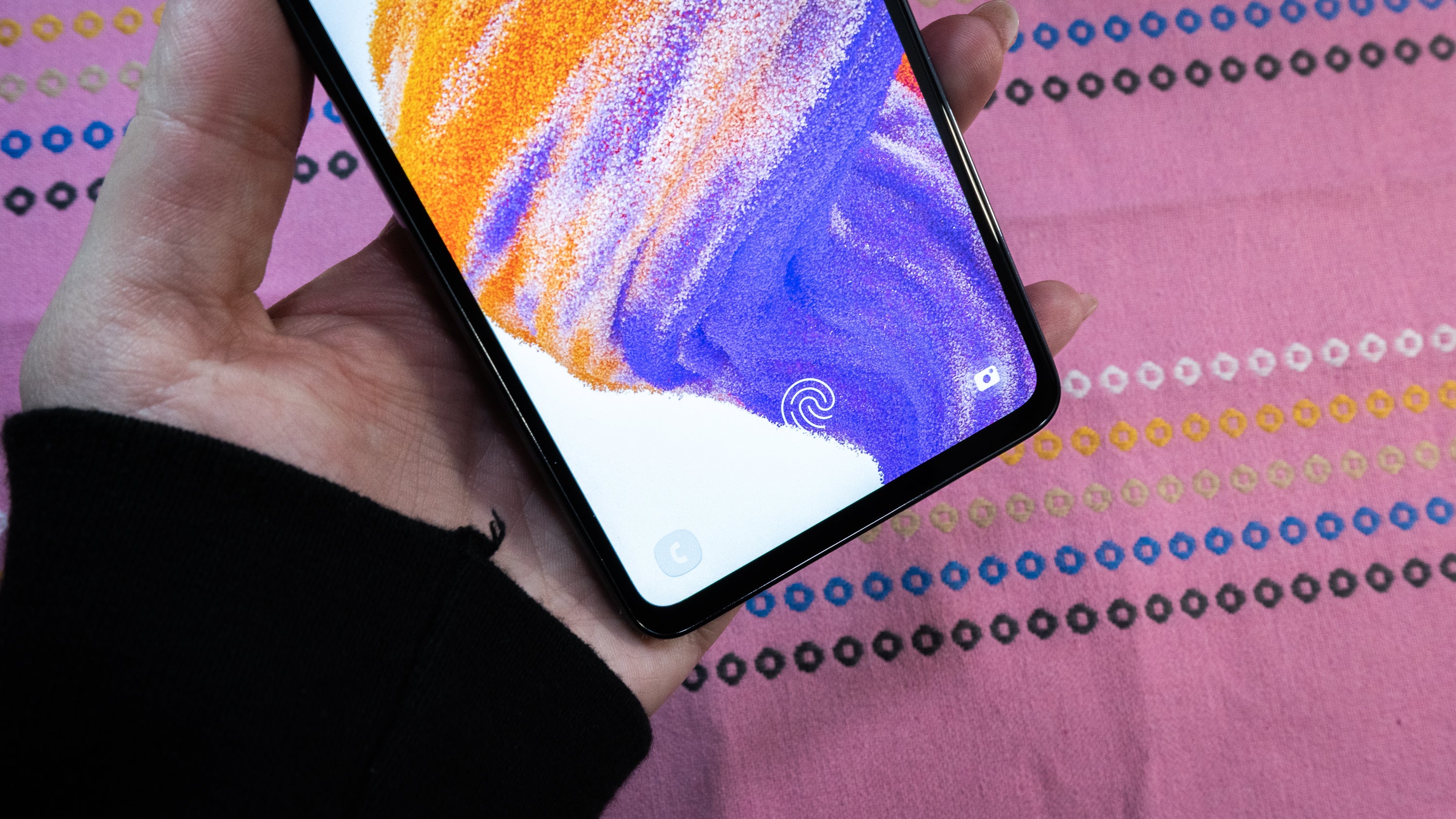 The Galaxy A53 offers an under-display fingerprint reader, which is quite a flagship-like feature to include on a mid-ranger.  (Photo: Florence Ion / Gizmodo)