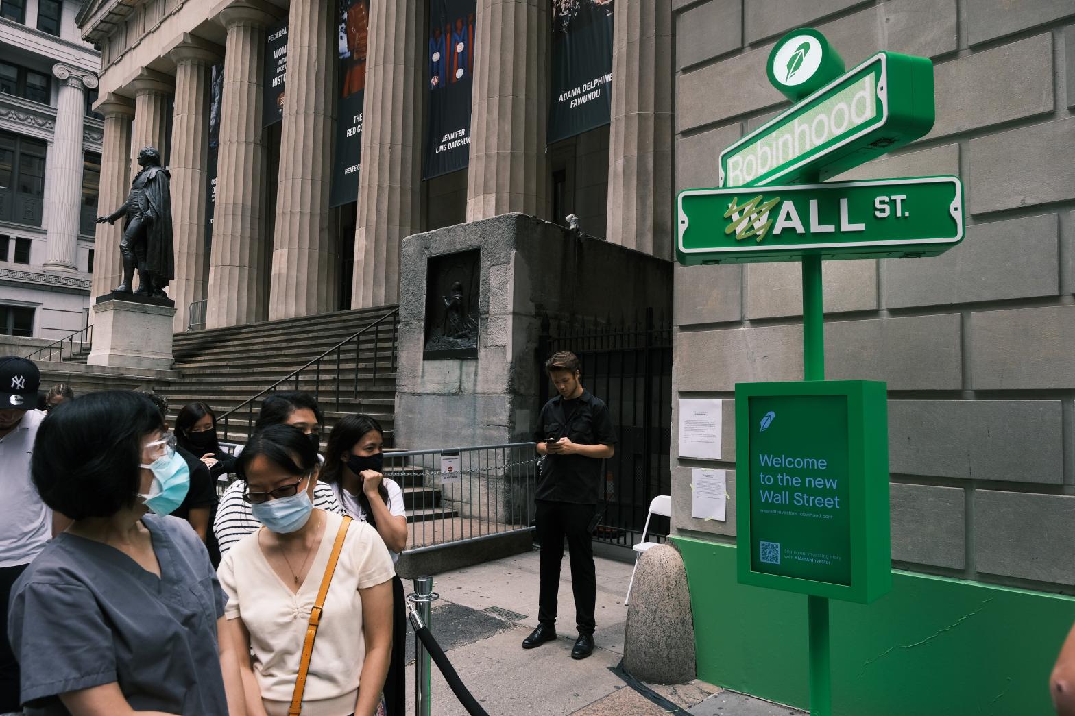 A pop up kiosk Robinhood set up on Wall Street when the company went public back in 2021.  (Photo: Spencer Platt, Getty Images)