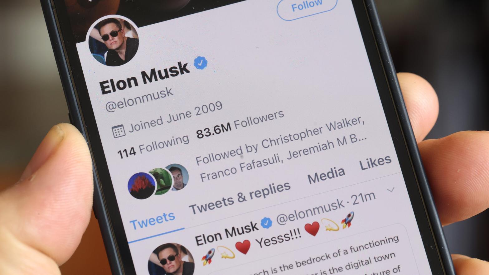 The sale terms of Musk's deal with Twitter restrict him from disparaging the company or its representatives. Has anyone told him that? (Illustration: Scott Olson, Getty Images)