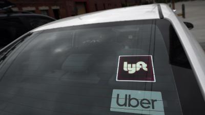 Uber Takes a Victory Lap While Lyft Shares Fall Off a Cliff