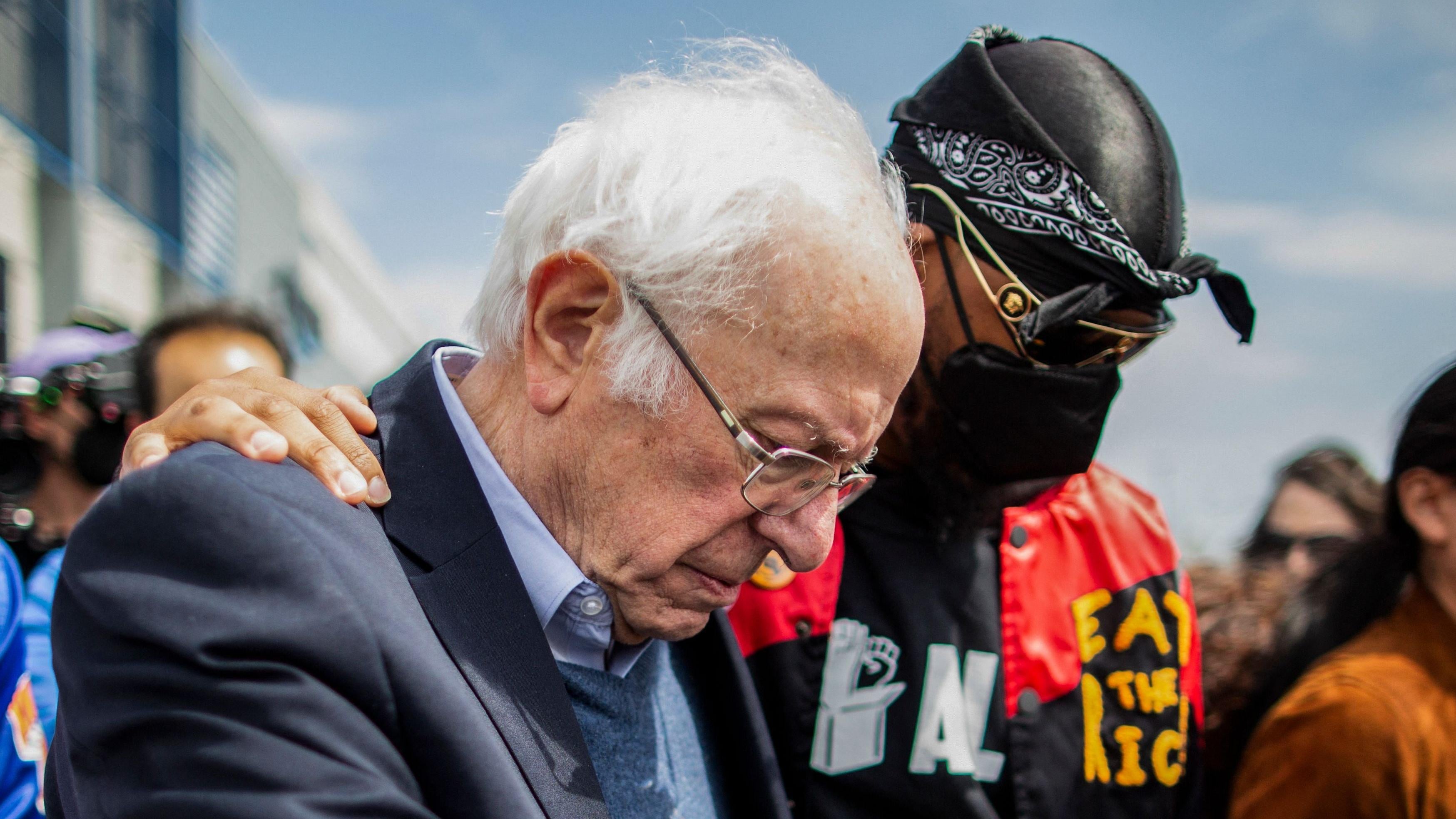 Vermont Senator Sanders stands with Amazon Labour Union President Chris Smalls.  (Photo: Kena Bentancur, Getty Images)