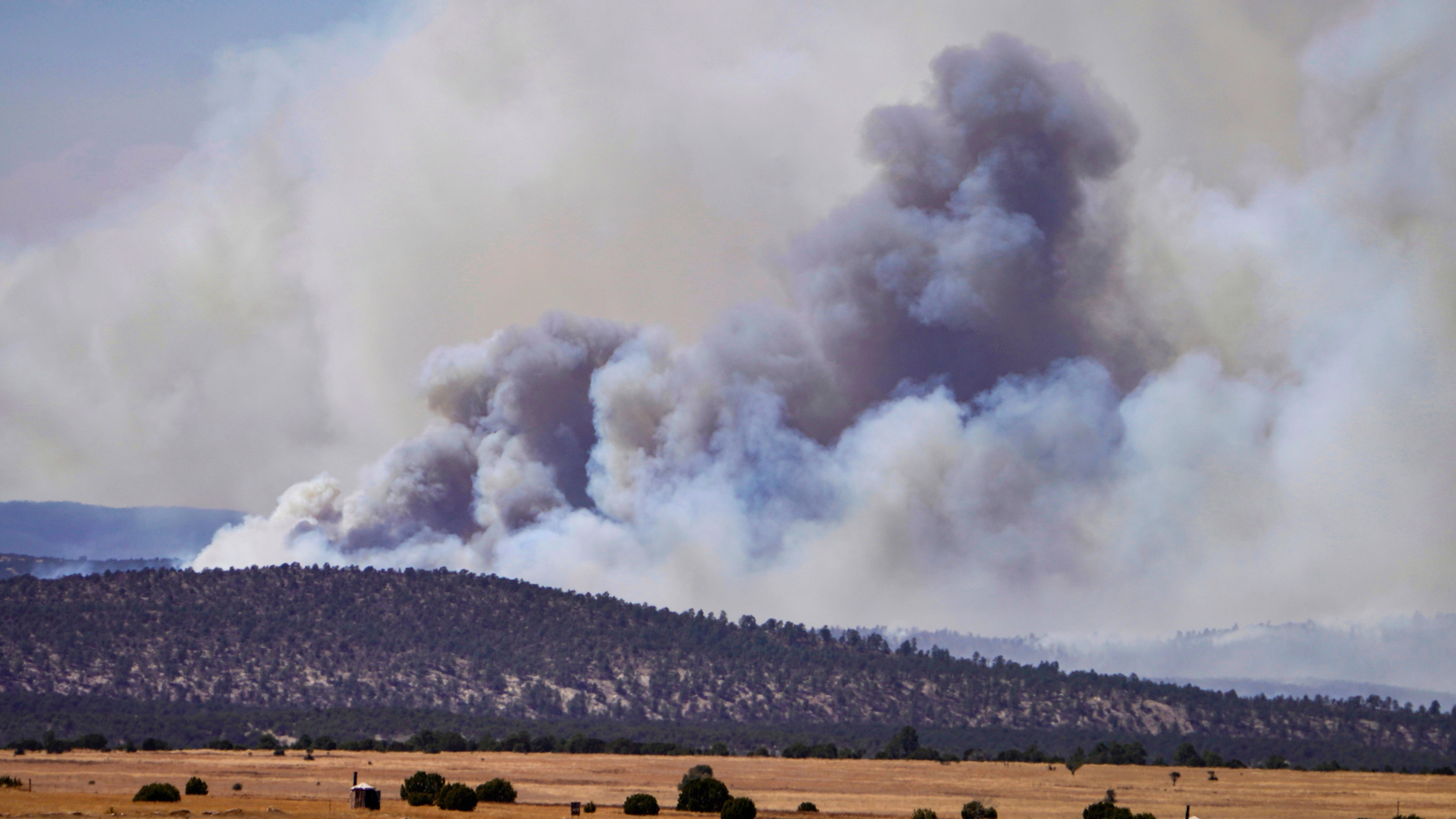 Wind is pushing the fires to expand. (Photo: ROBERTO E. ROSALES, AP)