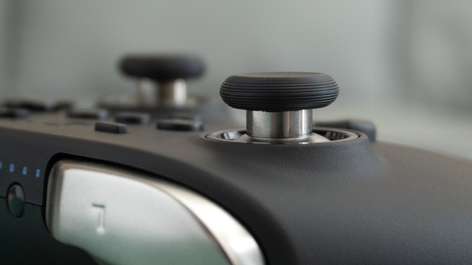 The joysticks feel like they do on another other control, but with metal components for added durabiliby. (Photo: Andrew Liszewski - Gizmodo)