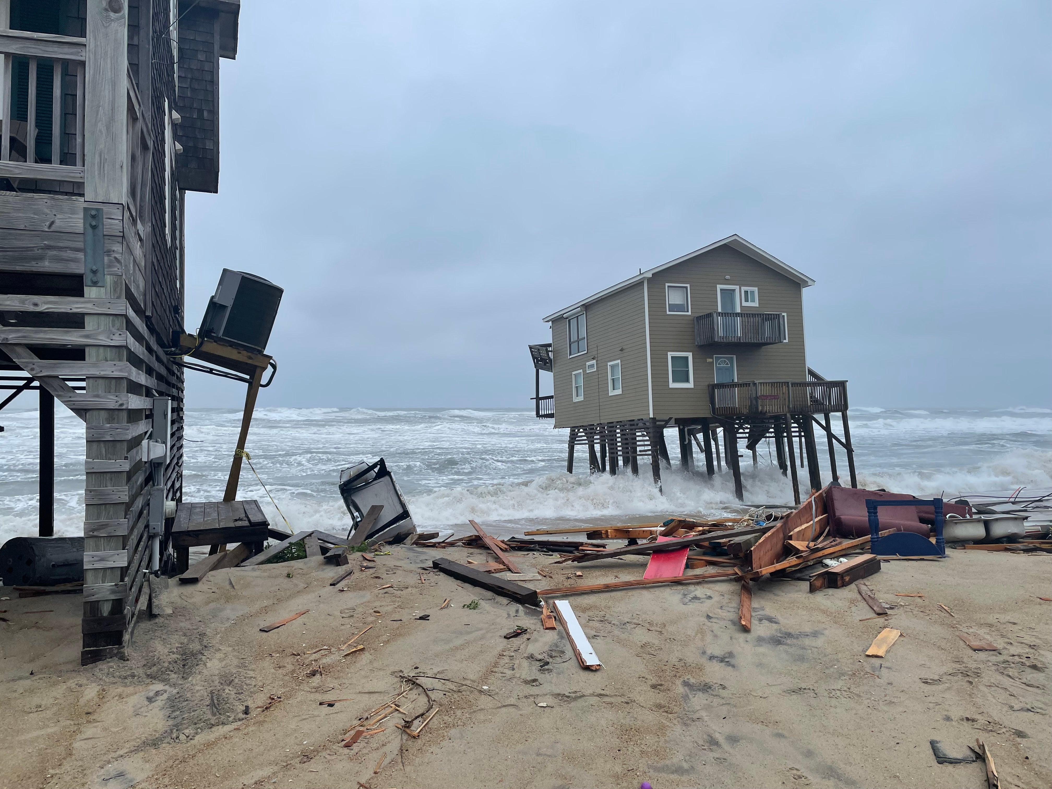 Prior to falling, the house perched precariously over the encroaching tide. (Photo: Cape Hatteras NPS / National Park Service, Fair Use)
