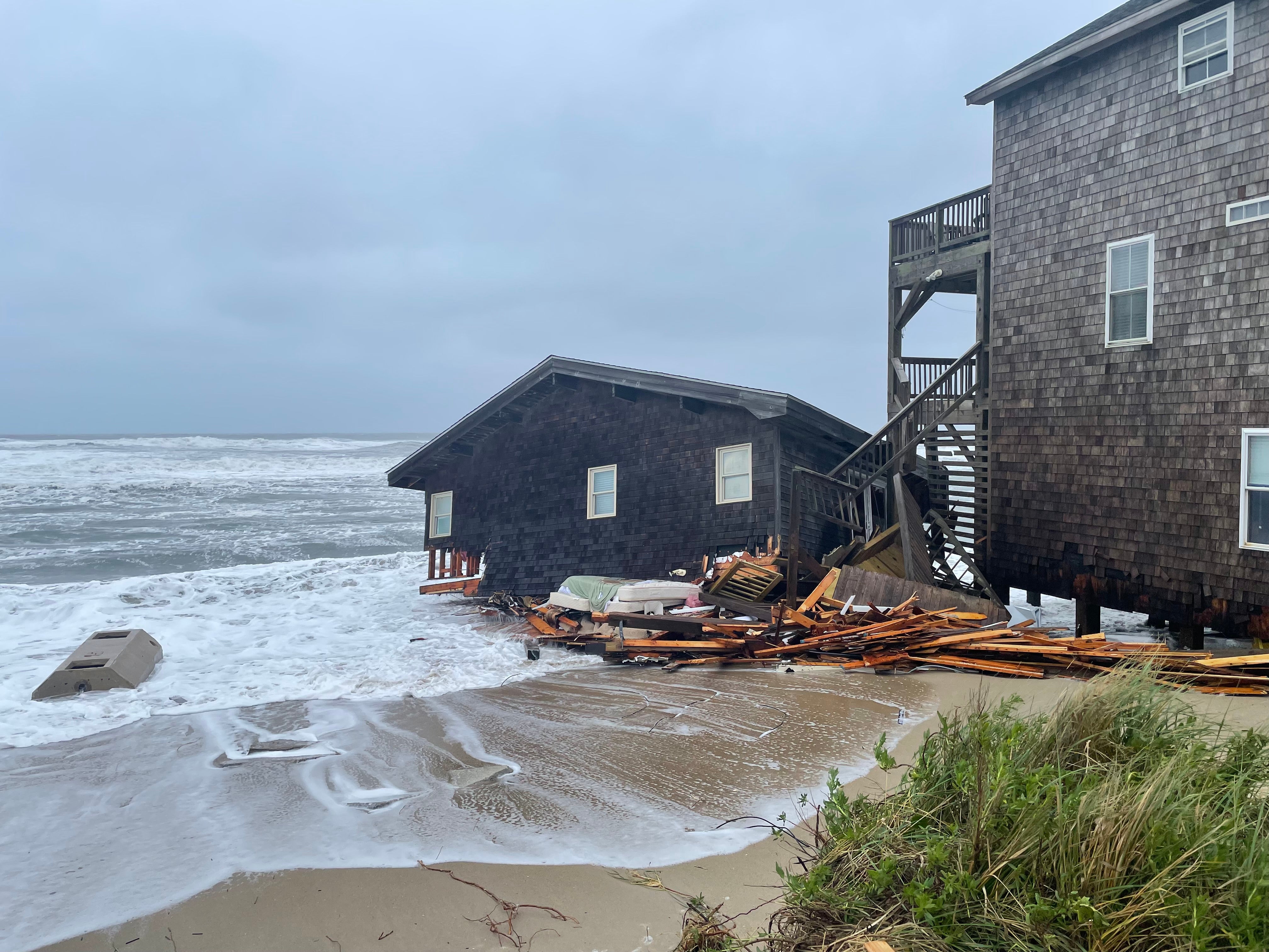 This unoccupied house collapsed sometime in the morning on May 10, falling into the rising tide. (Photo: Cape Hatteras NPS / National Park Service, Fair Use)
