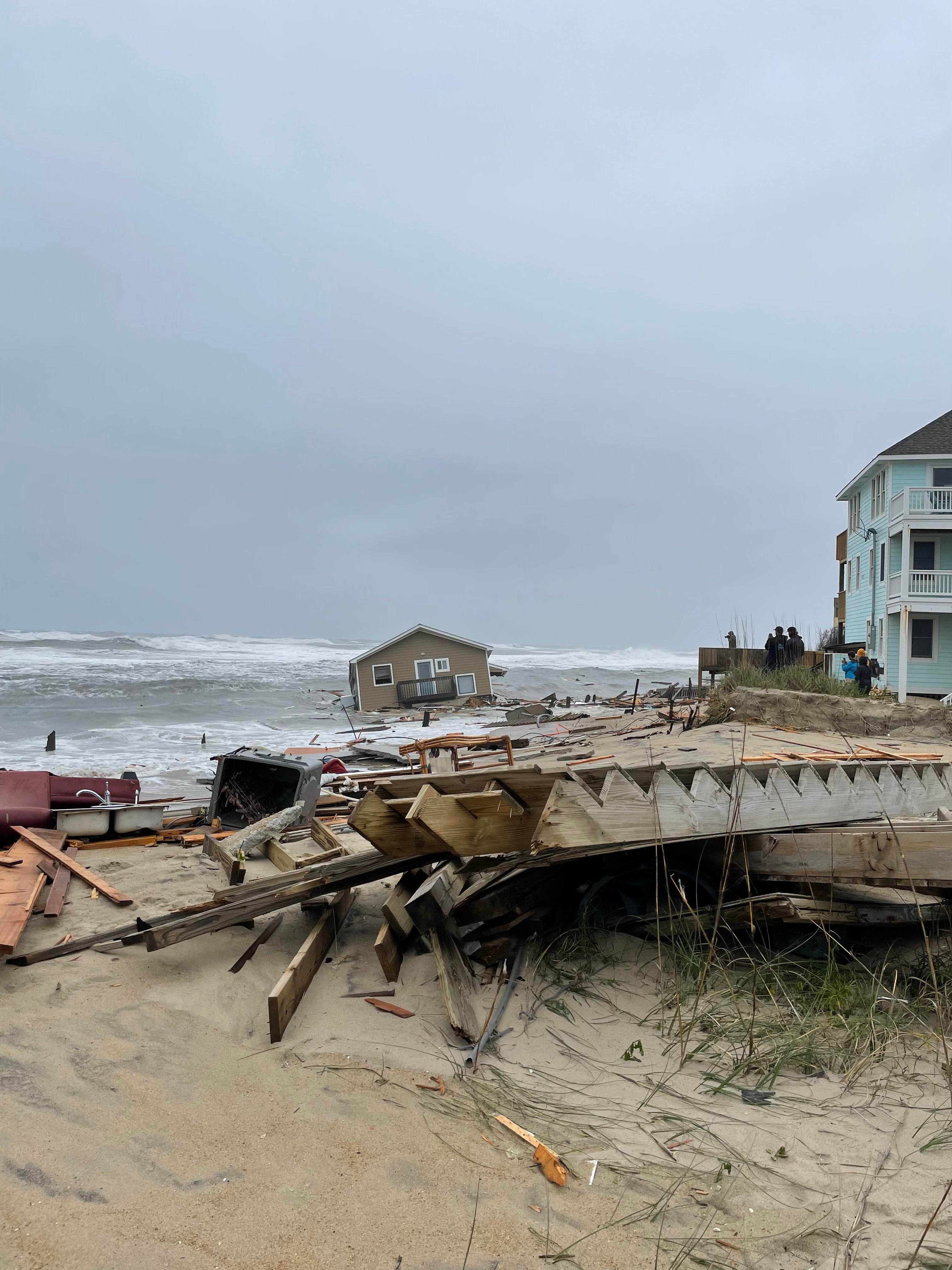After it fell, the second house to collapse on Ocean Drive bobbed in the waves. (Photo: Cape Hatteras NPS / National Park Service, Fair Use)