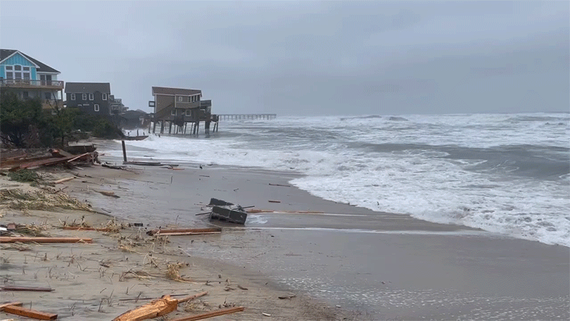 The leaning stilts of the second house to fall are especially obvious here. (Gif: Cape Hatteras NPS / National Park Service, Fair Use)