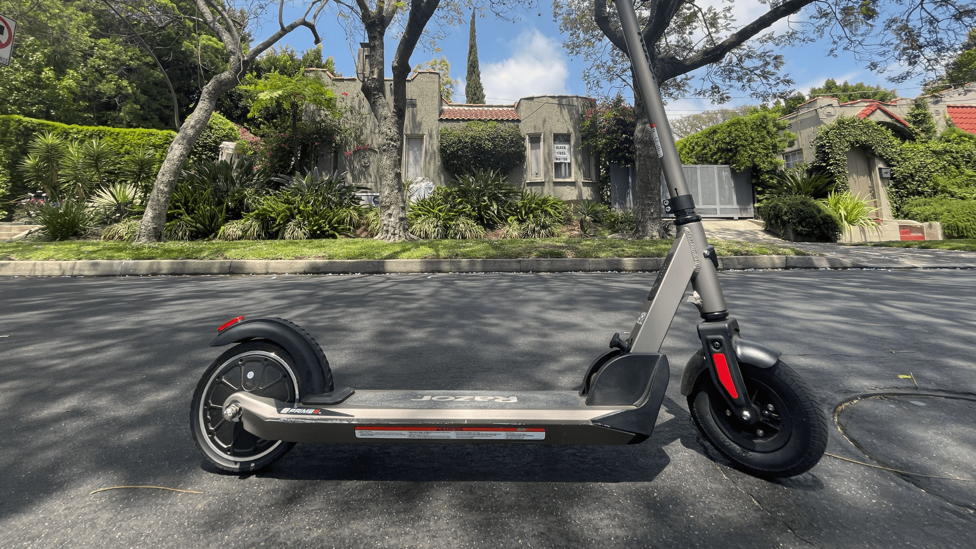 Razor’s E Prime III Is an Electric Scooter for Nostalgic Adults