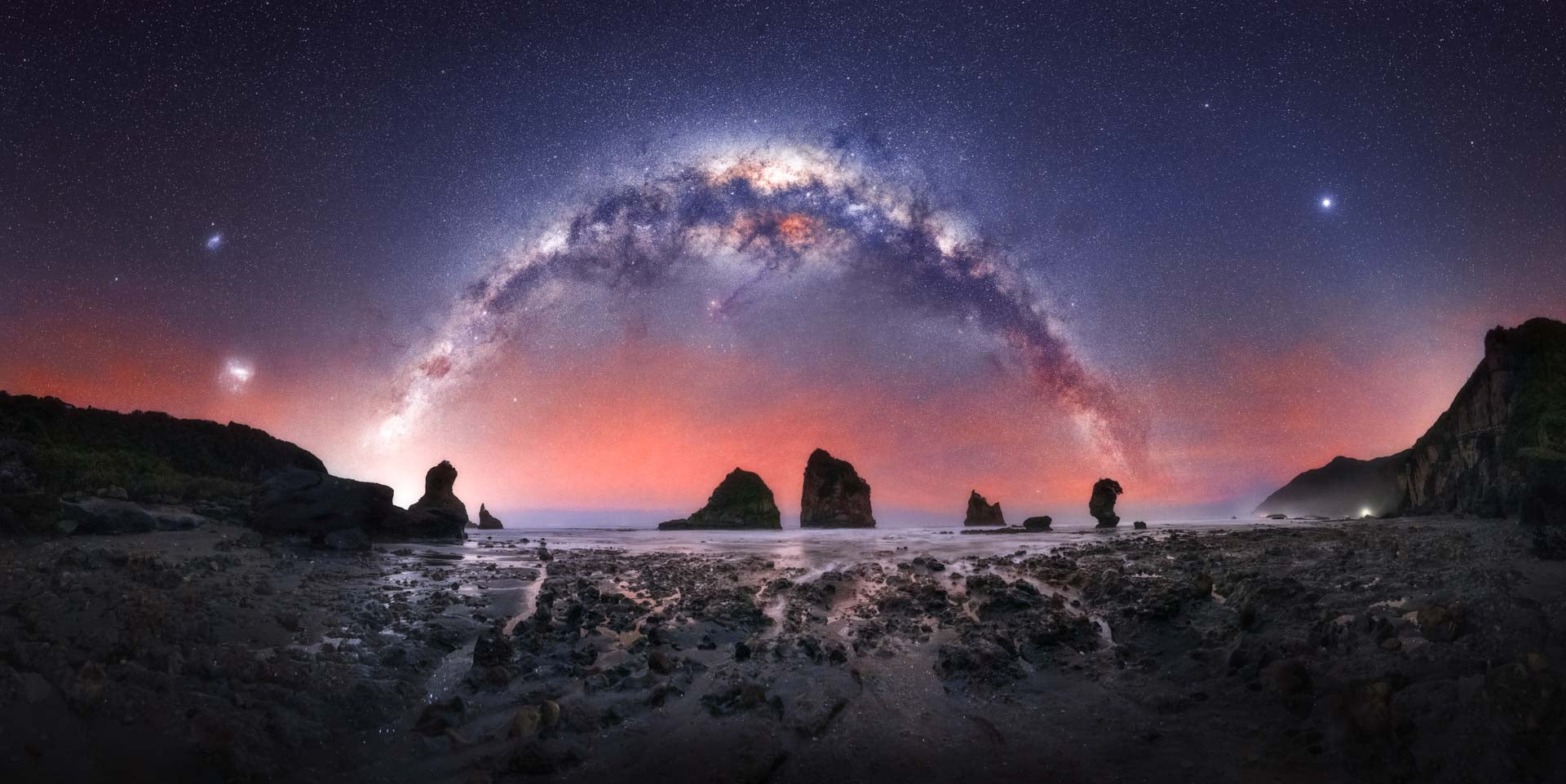 The fantastical colours of the Milky Way over New Zealand's coast. (Photo: Rachel Roberts)