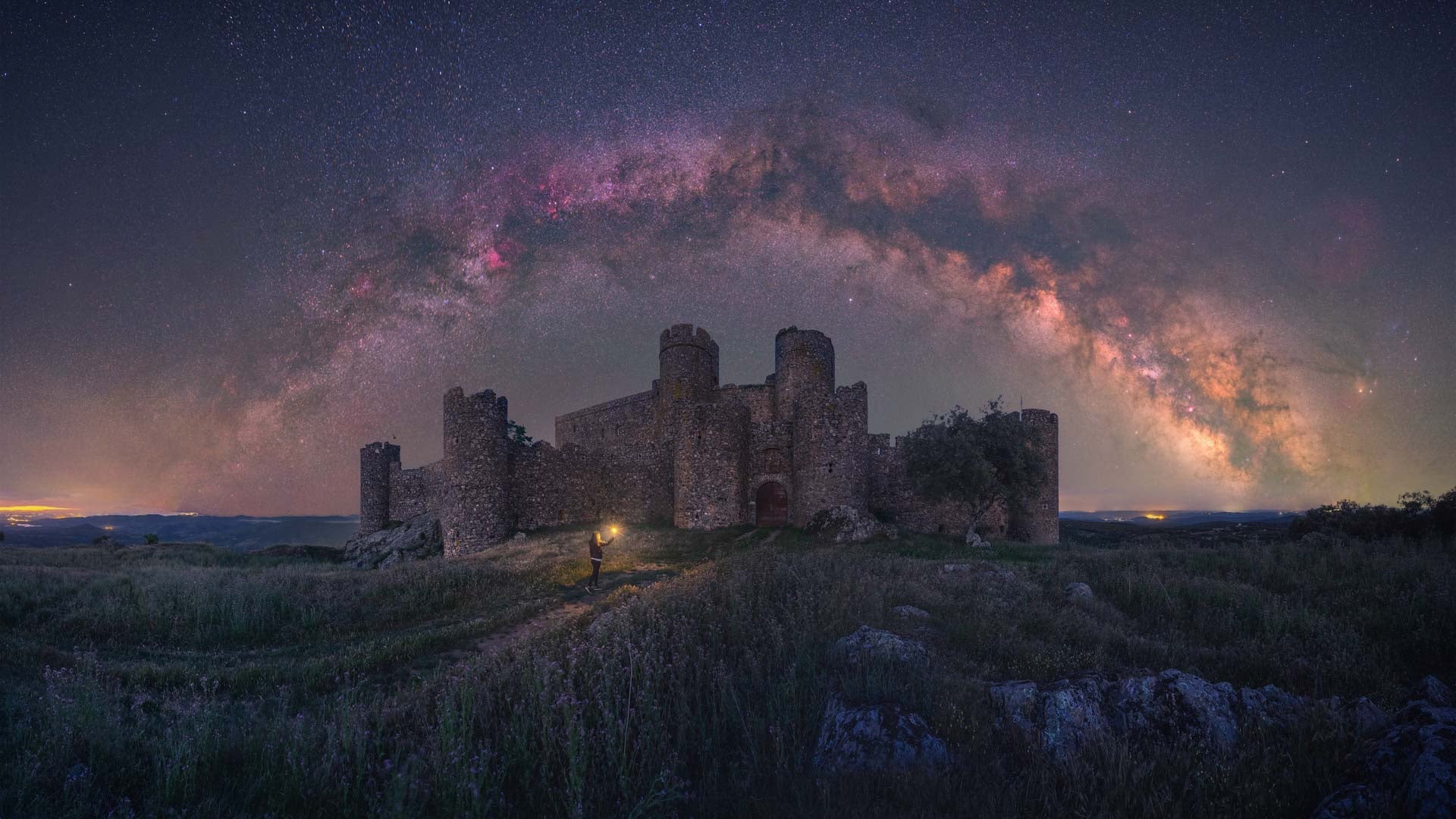 A castle under the arch of the Milky Way. (Photo: Jose Manuel Galvan Rangel)