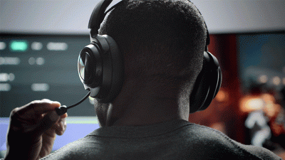 Steelseries’ New Wireless Gaming Headphones Feature Swappable Batteries and a Retractable Microphone