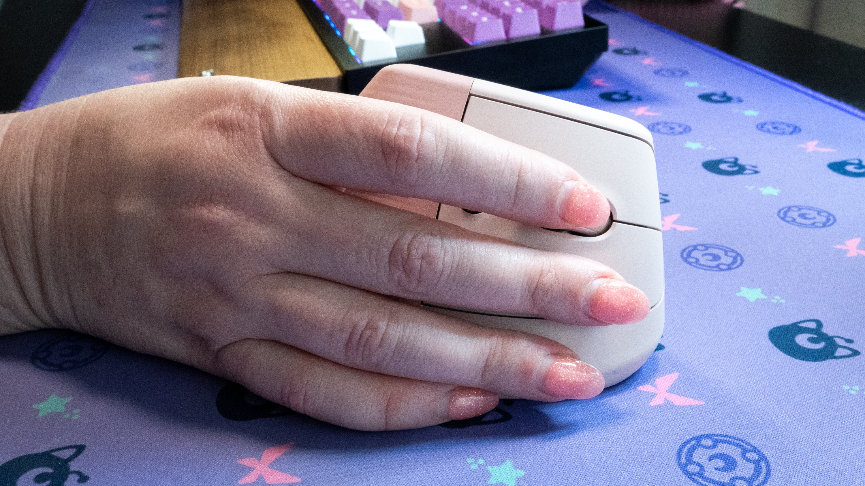 I use my index finger to scroll through pages with the Logitech Lift.  (Photo: Florence Ion / Gizmodo)