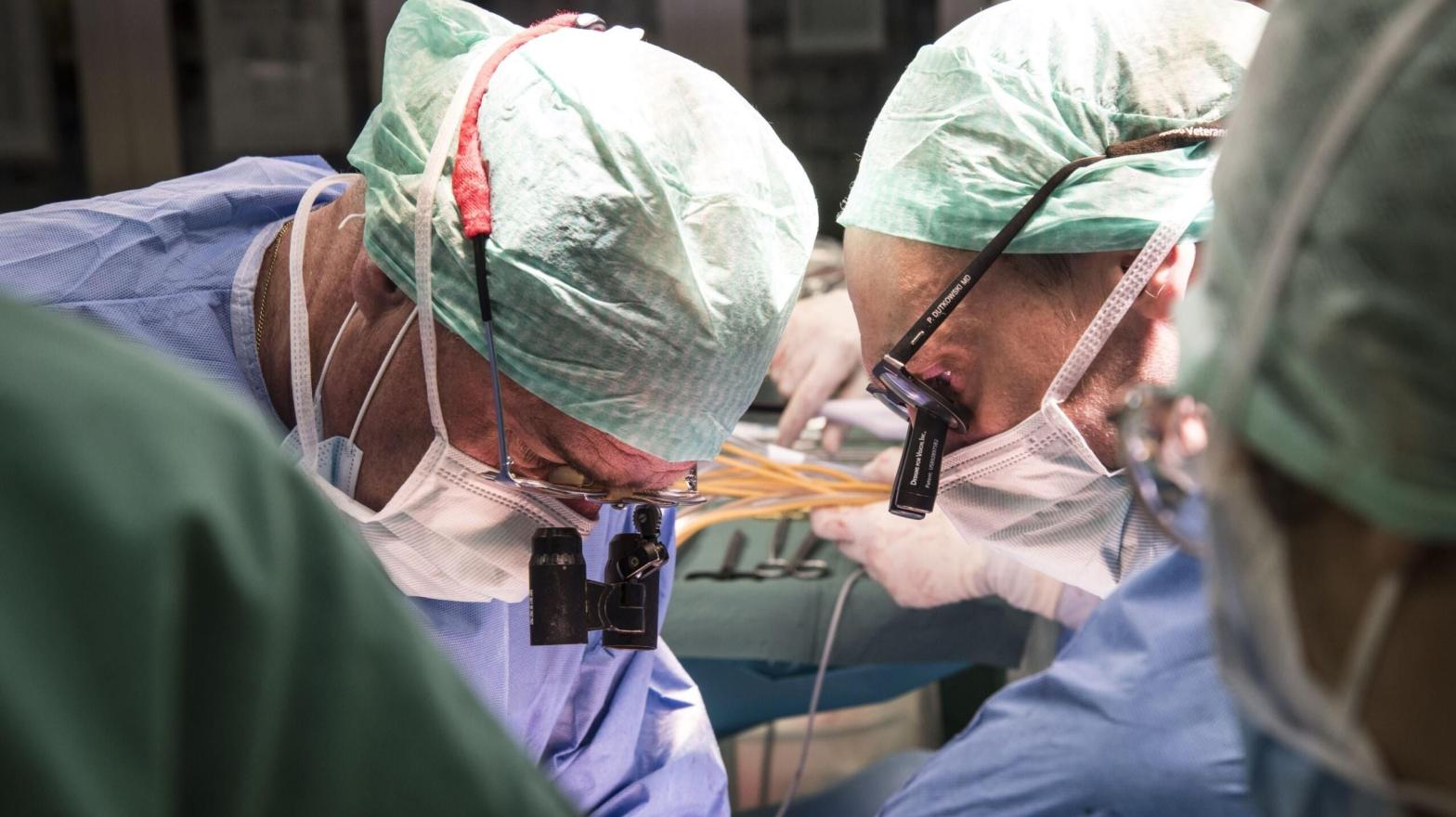 Surgeons performing the liver transplant in May 2021.  (Photo: USZ)